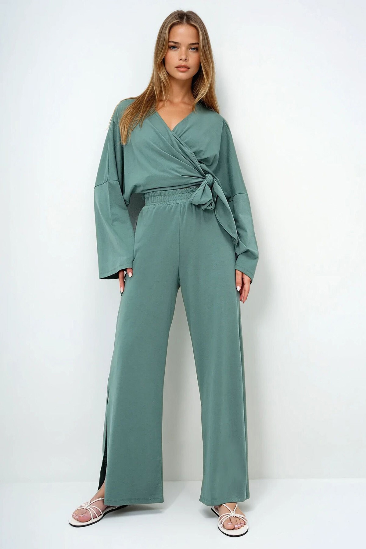 Çağla Yeşili Kruvaze Yaka Bağlamalı Bluz Ve Yırtmaçlı Bol Kesim Pantolon Takım