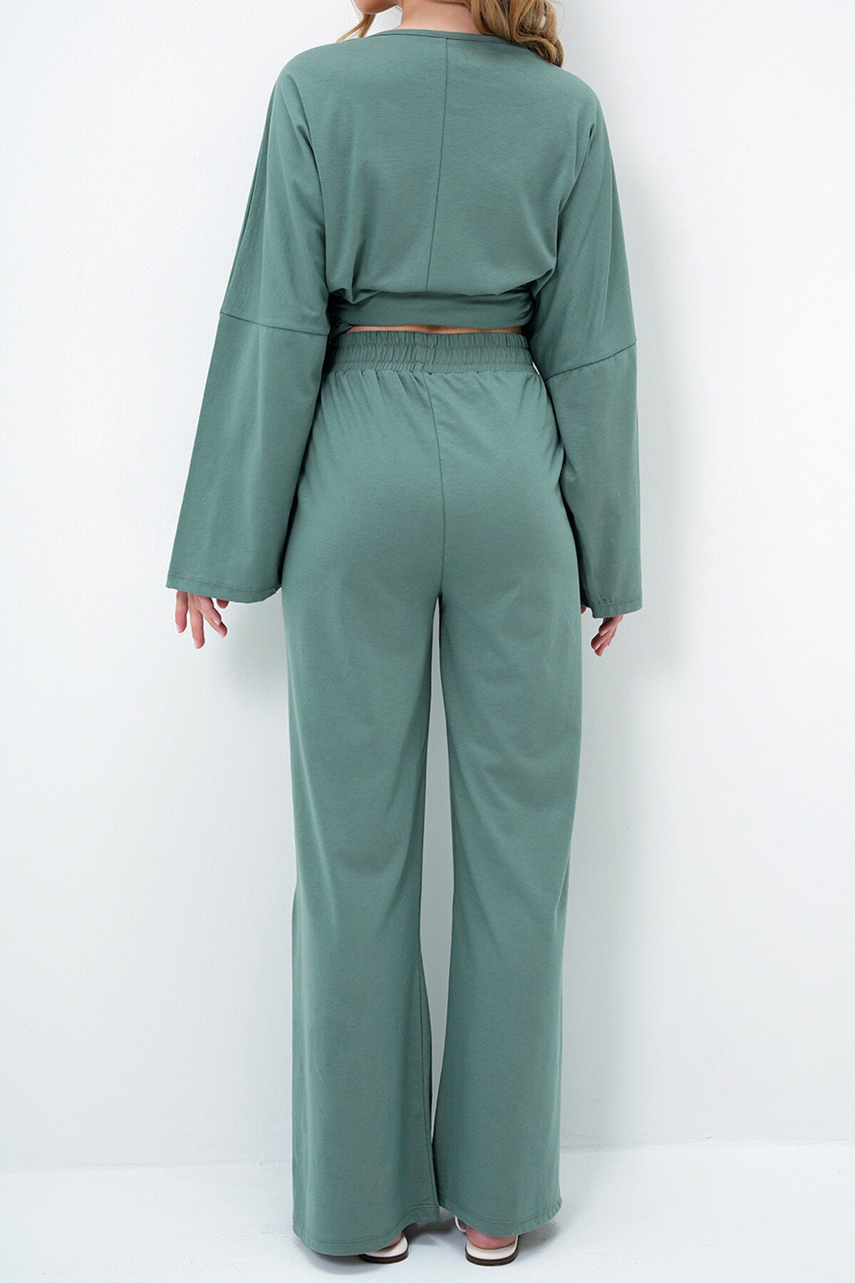 Çağla Yeşili Kruvaze Yaka Bağlamalı Bluz Ve Yırtmaçlı Bol Kesim Pantolon Takım