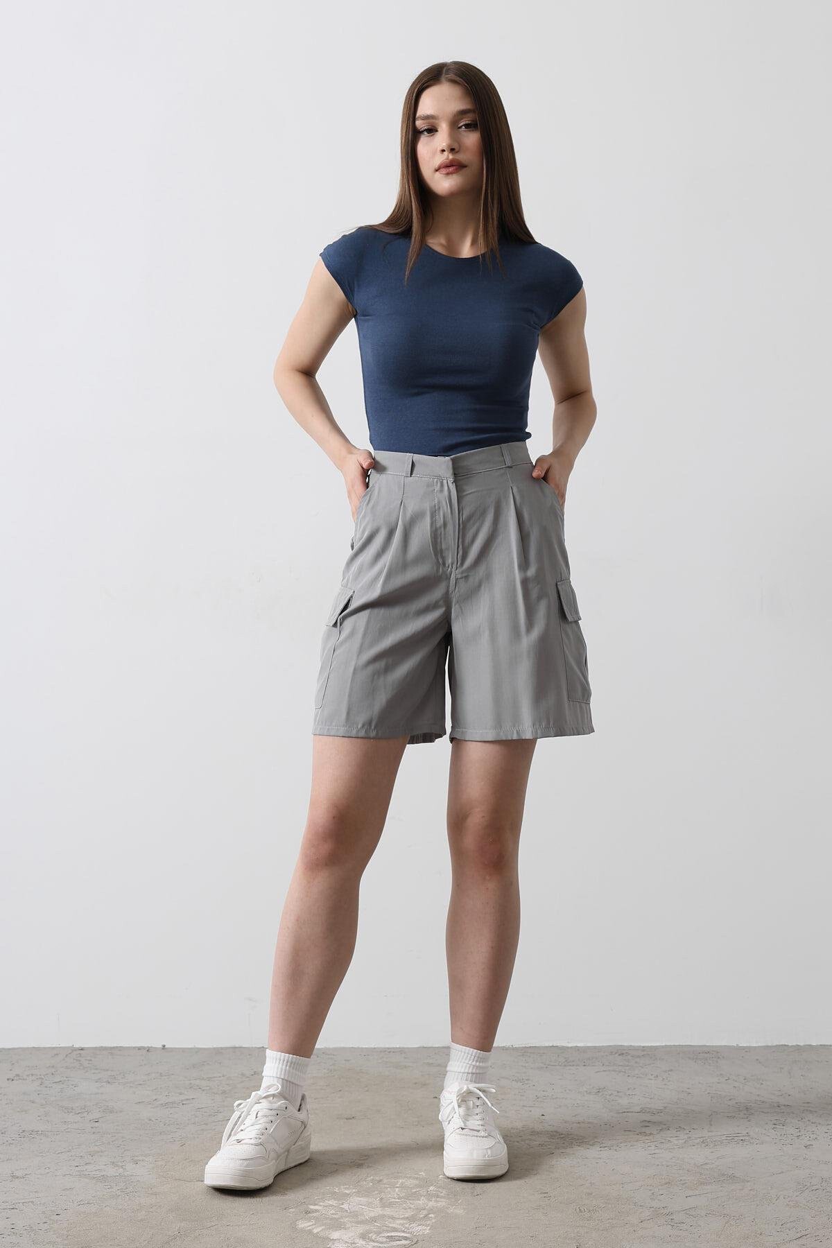 Gri Çift Cepli Düğme Kapamalı Kargo Cepli Şort