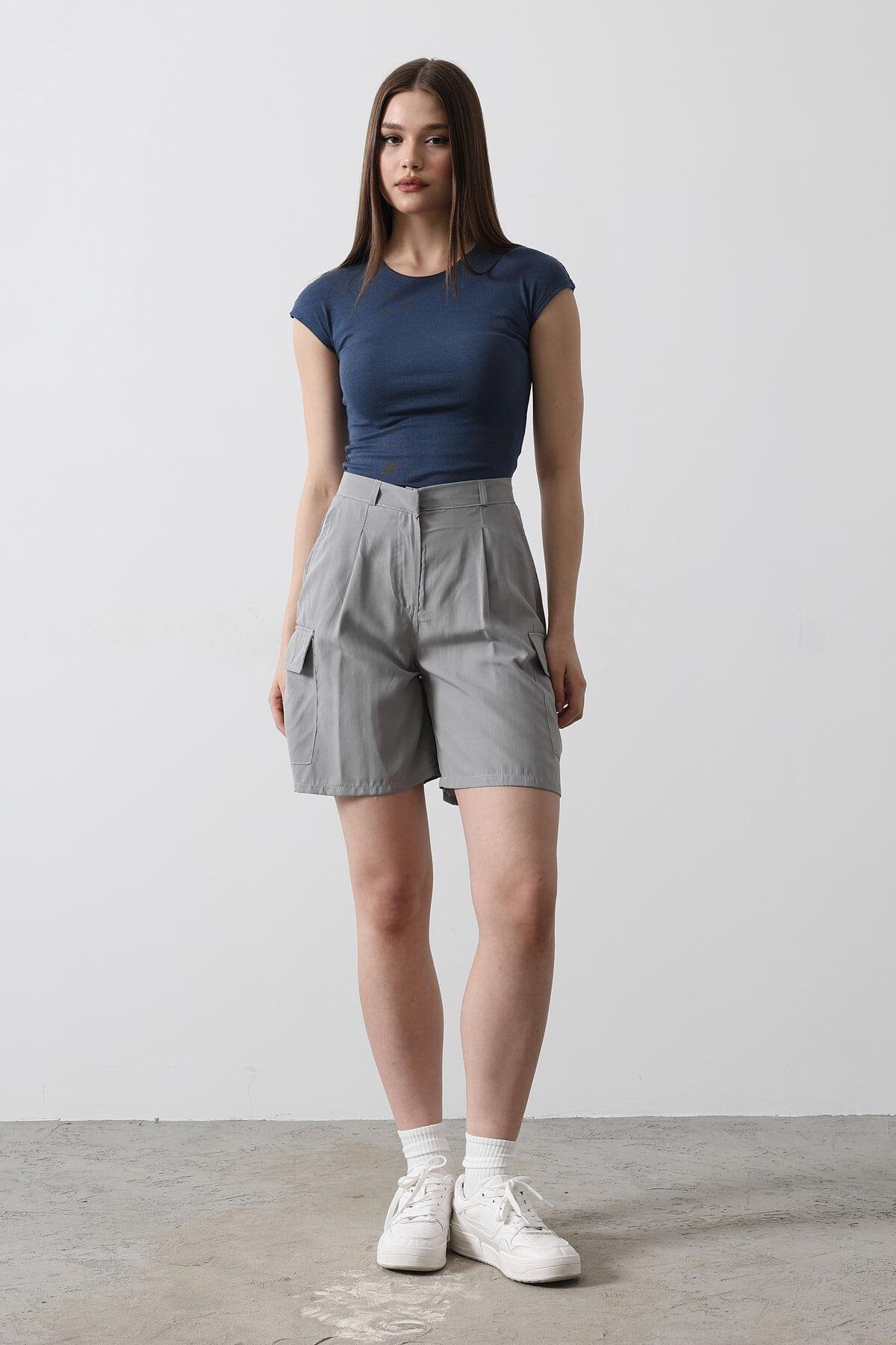 Gri Çift Cepli Düğme Kapamalı Kargo Cepli Şort