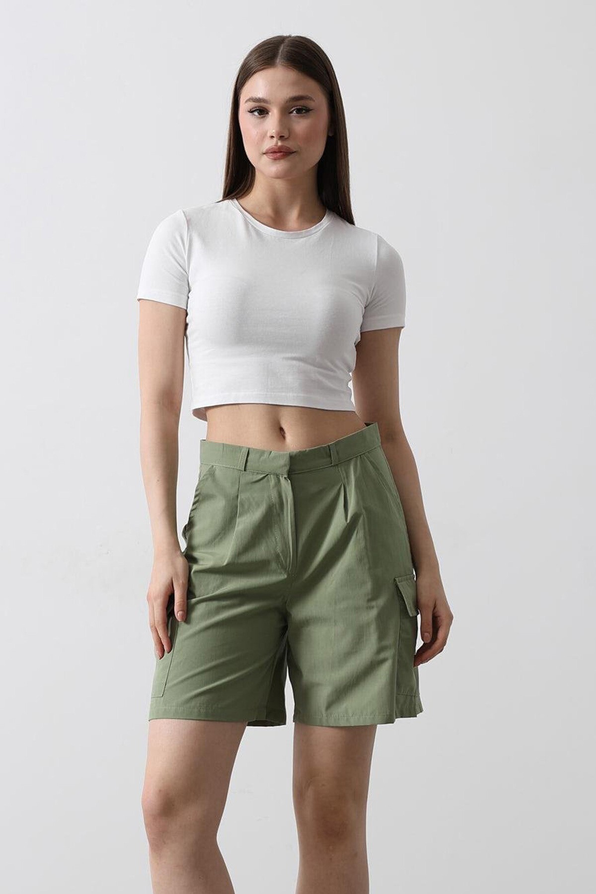 Haki Çift Cepli Düğme Kapamalı Kargo Cepli Şort
