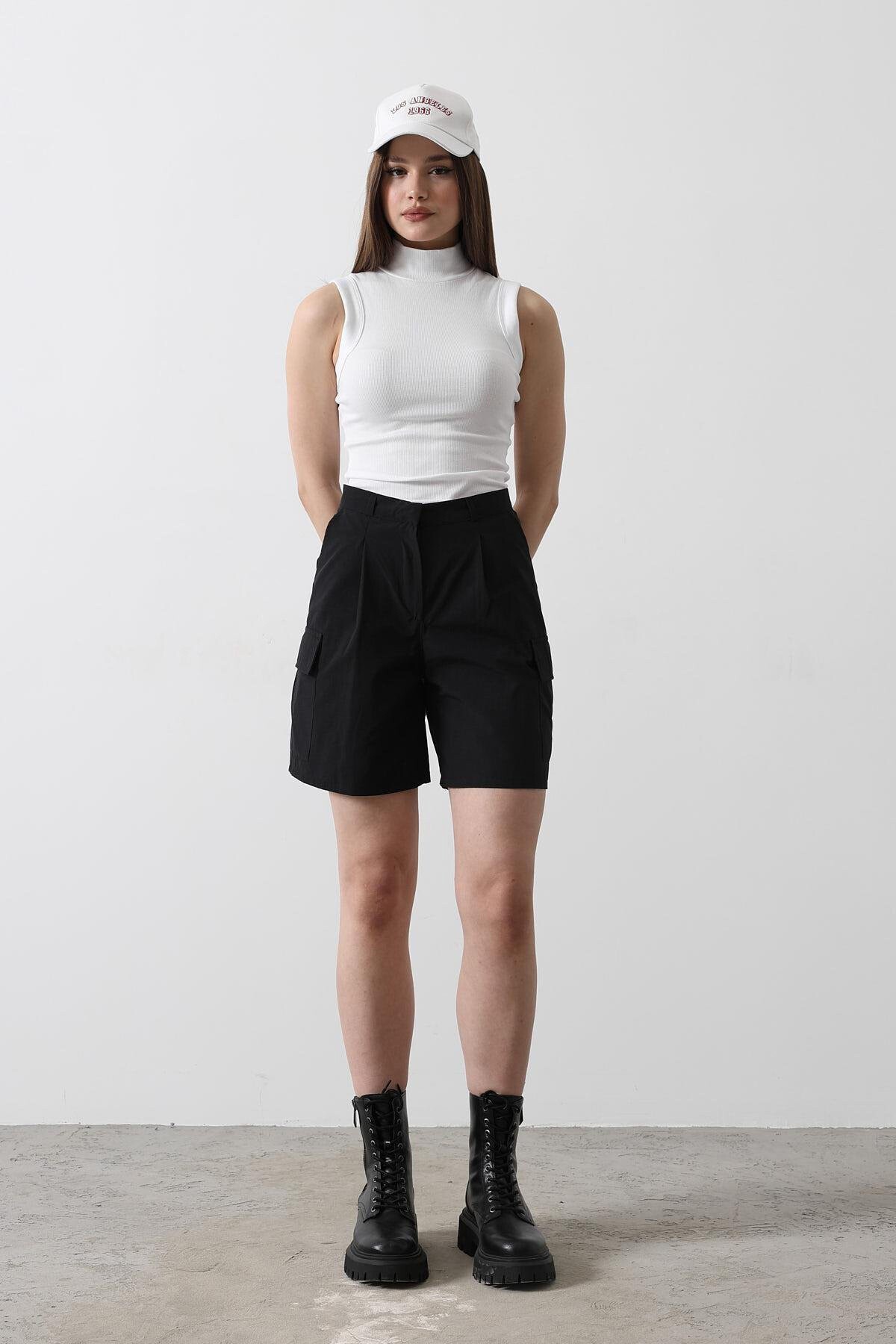 Siyah Çift Cepli Düğme Kapamalı Kargo Cepli Şort