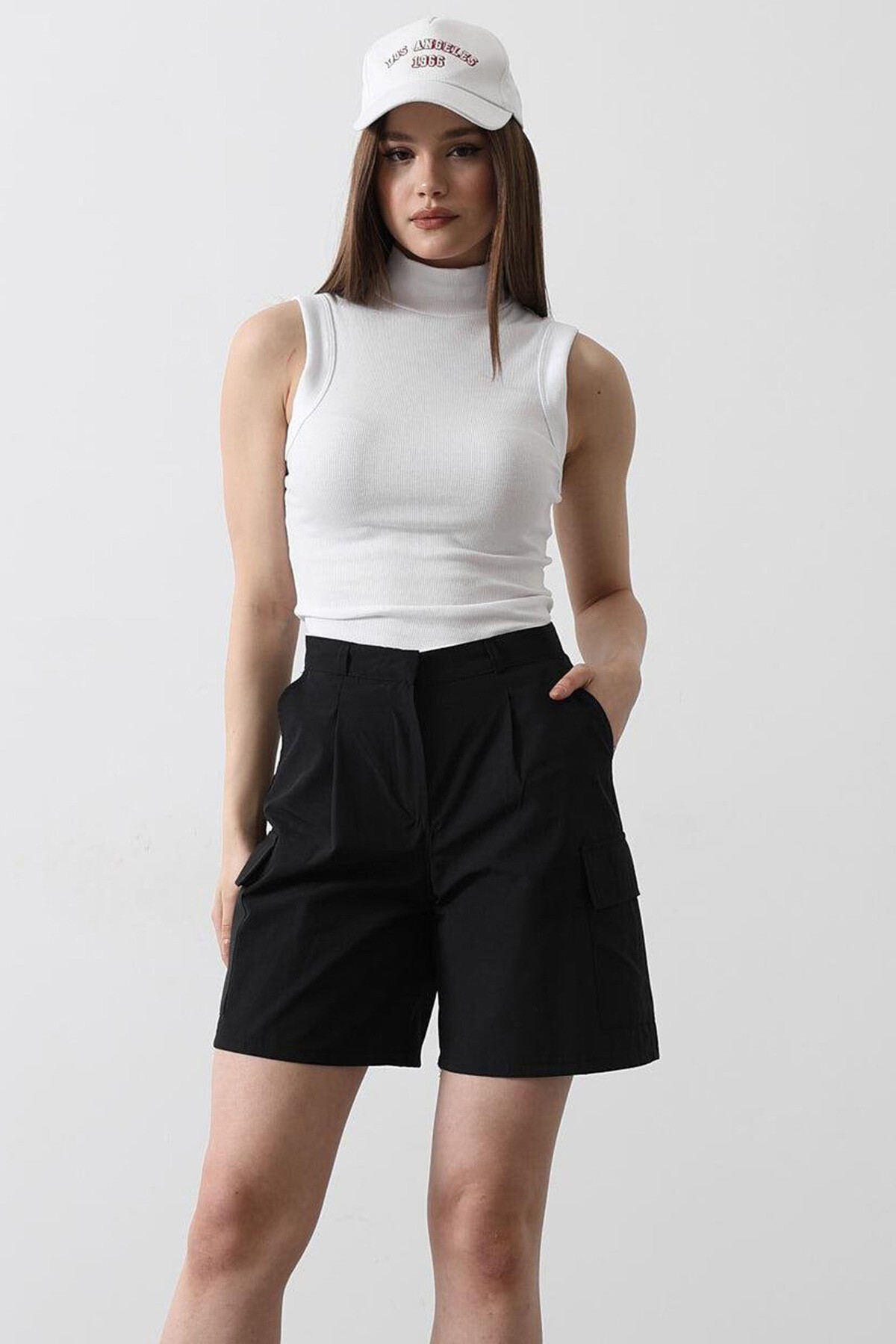 Siyah Çift Cepli Düğme Kapamalı Kargo Cepli Şort