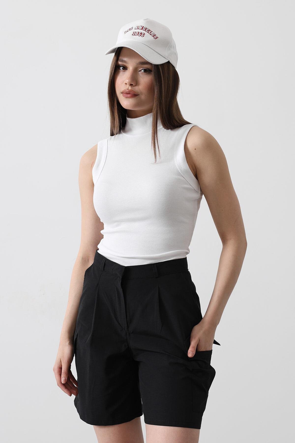 Siyah Çift Cepli Düğme Kapamalı Kargo Cepli Şort