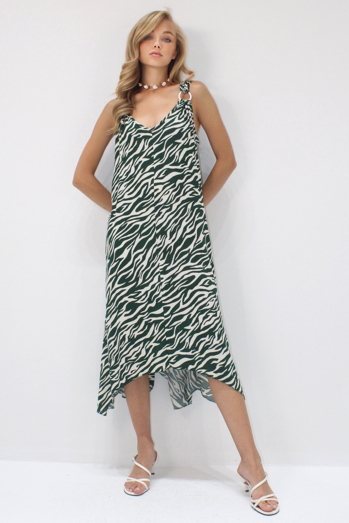 Ceviz Yeşili Asimetrik Kesim Askılı Halka Detaylı Rahat Kalıp Dokuma Viskon Elbise