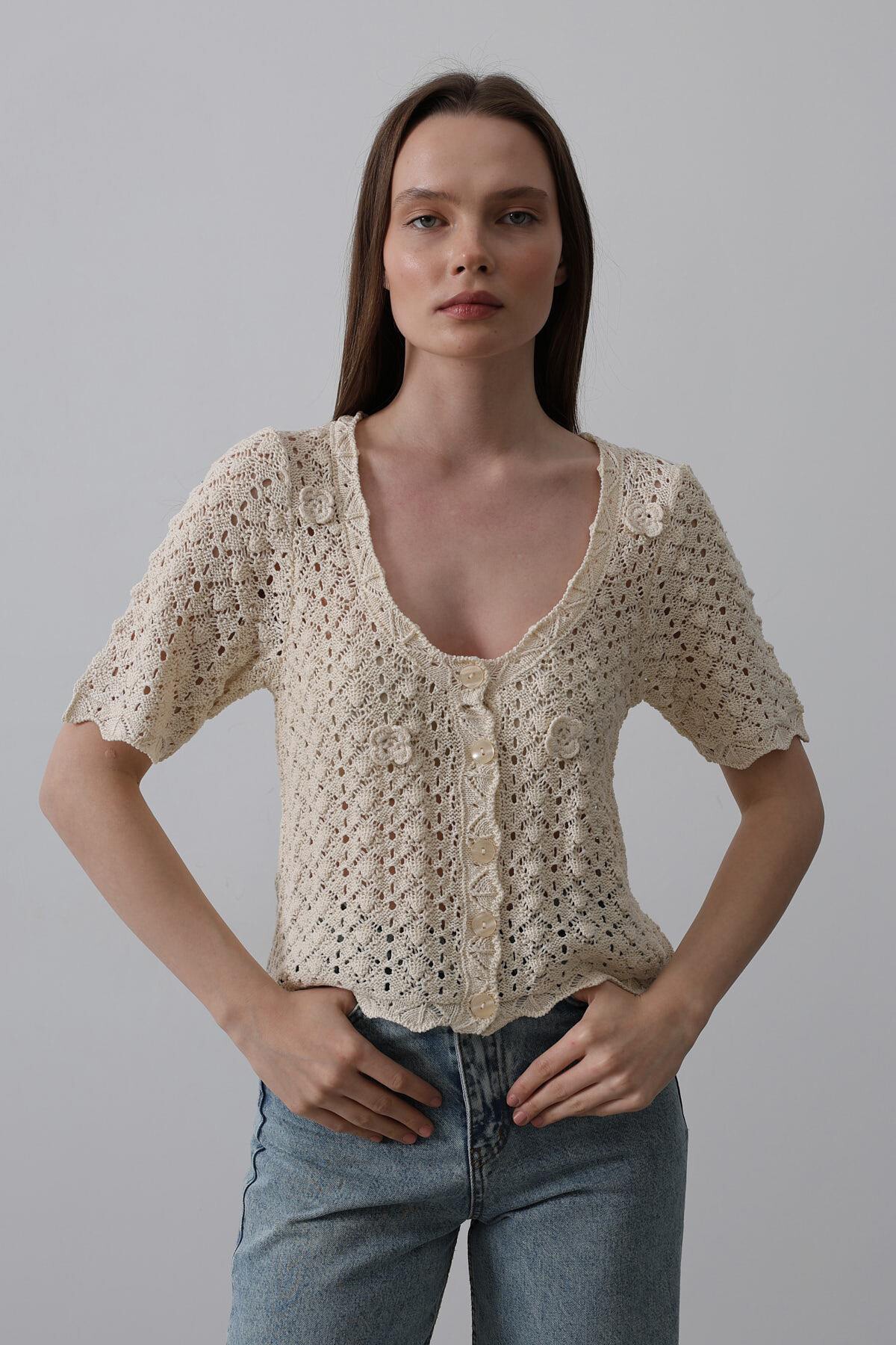 Ekru Dantel İşlemeli Ajurlu Triko Bluz
