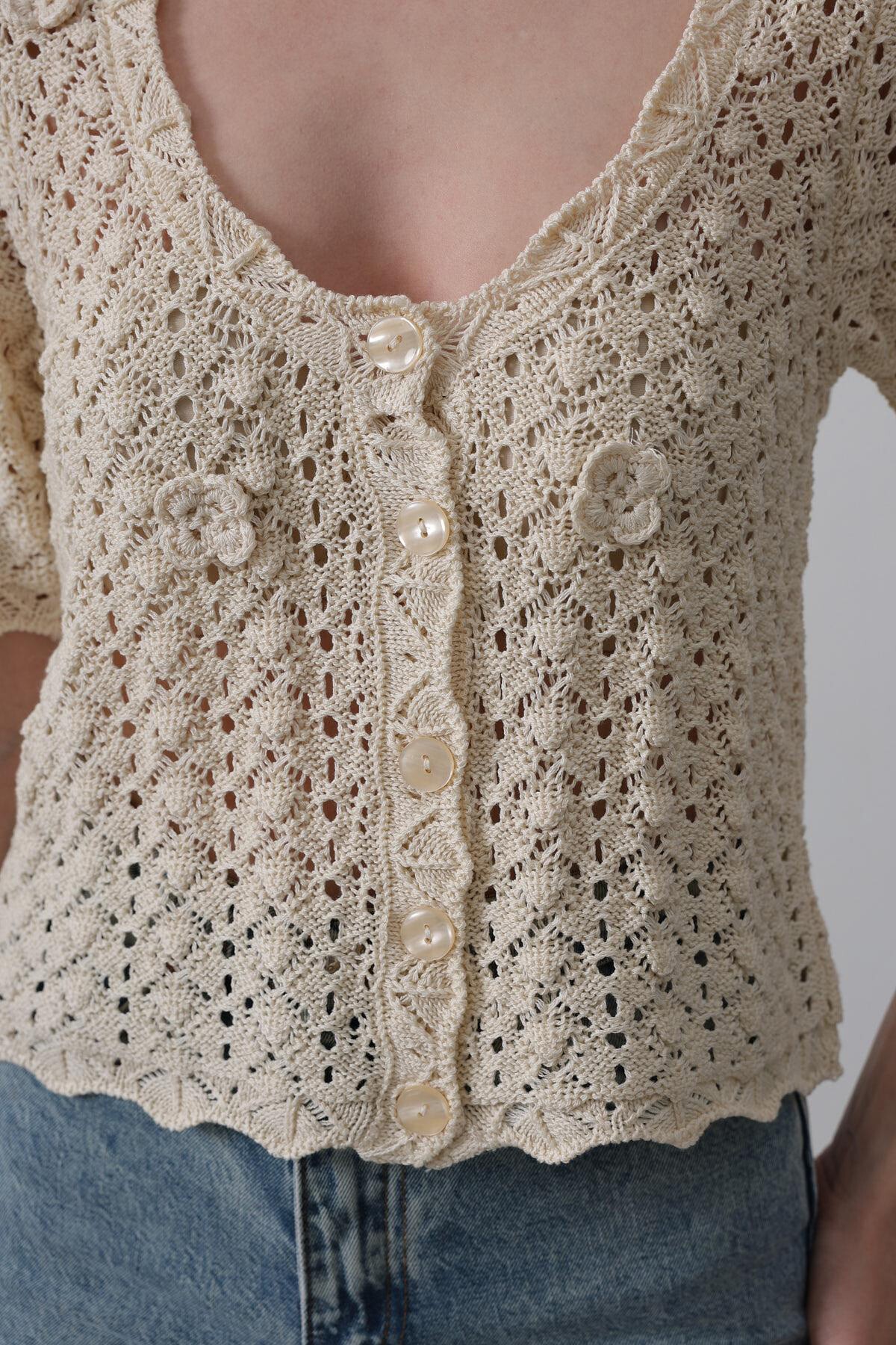 Ekru Dantel İşlemeli Ajurlu Triko Bluz