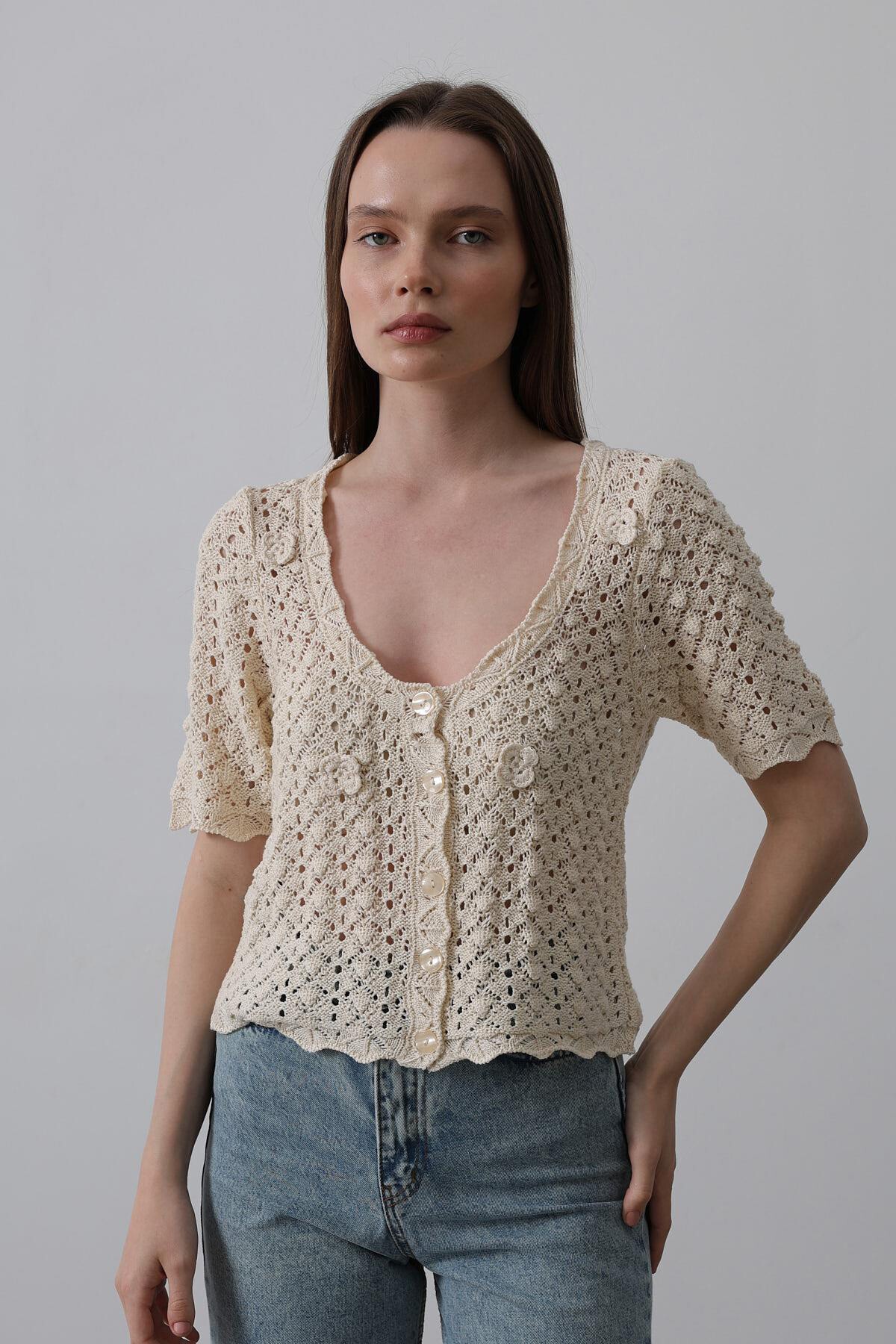 Ekru Dantel İşlemeli Ajurlu Triko Bluz