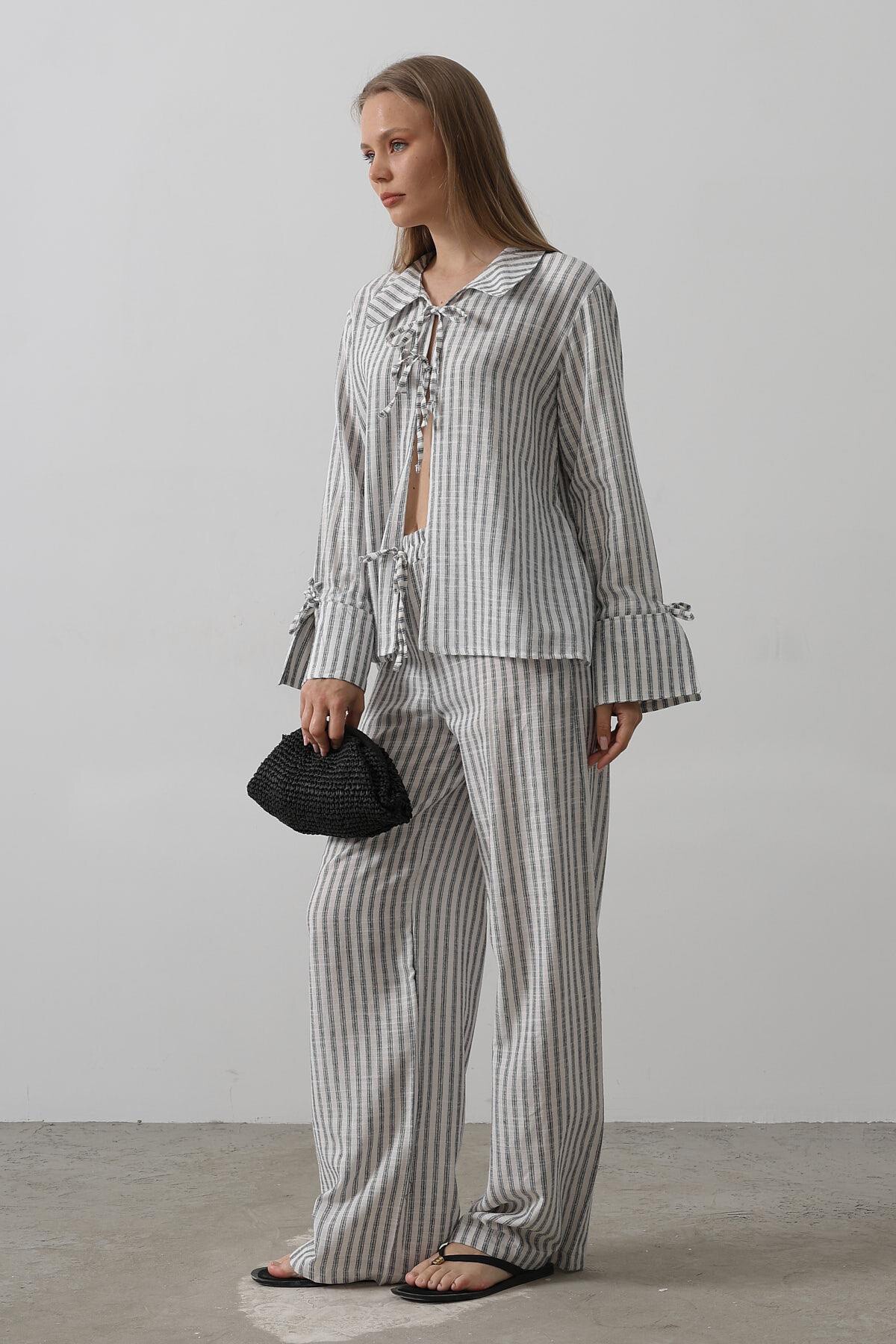 Siyah Çizgili Bağlamalı Detaylı Bluz Ve Pantolon Takım