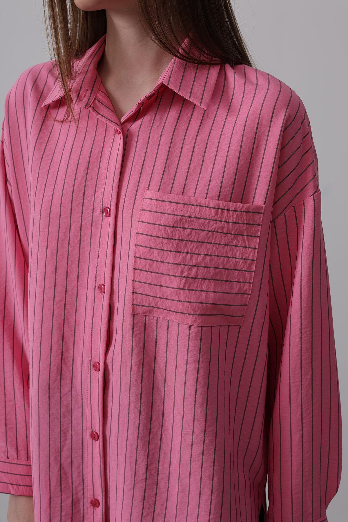 Pembe Çizgili Tek Cepli Oversize Gömlek