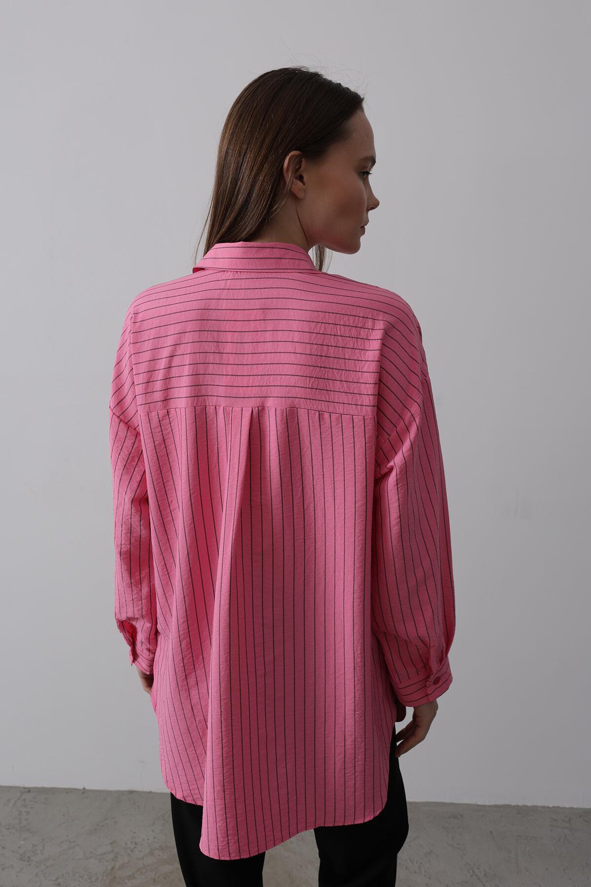 Pembe Çizgili Tek Cepli Oversize Gömlek
