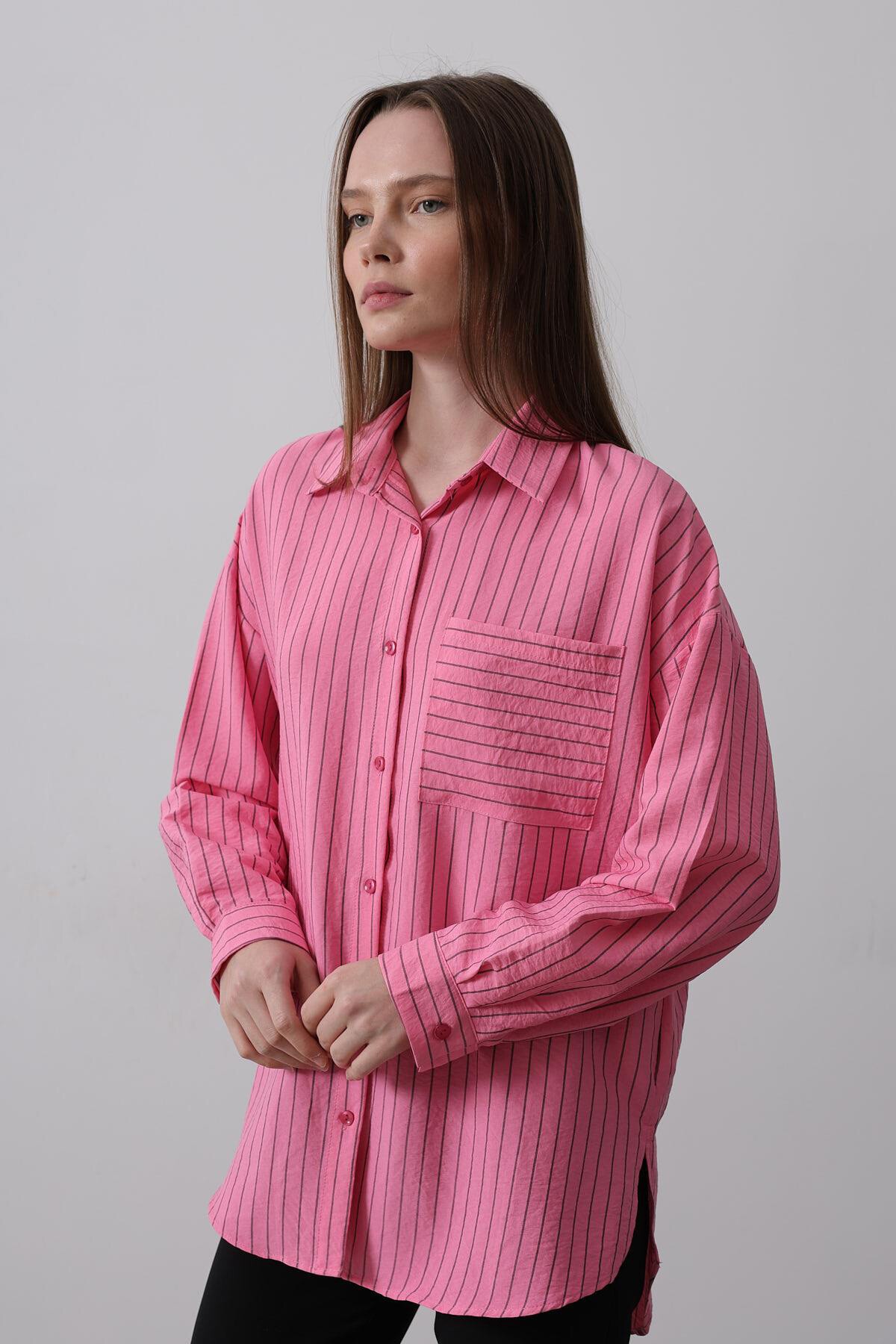 Pembe Çizgili Tek Cepli Oversize Gömlek