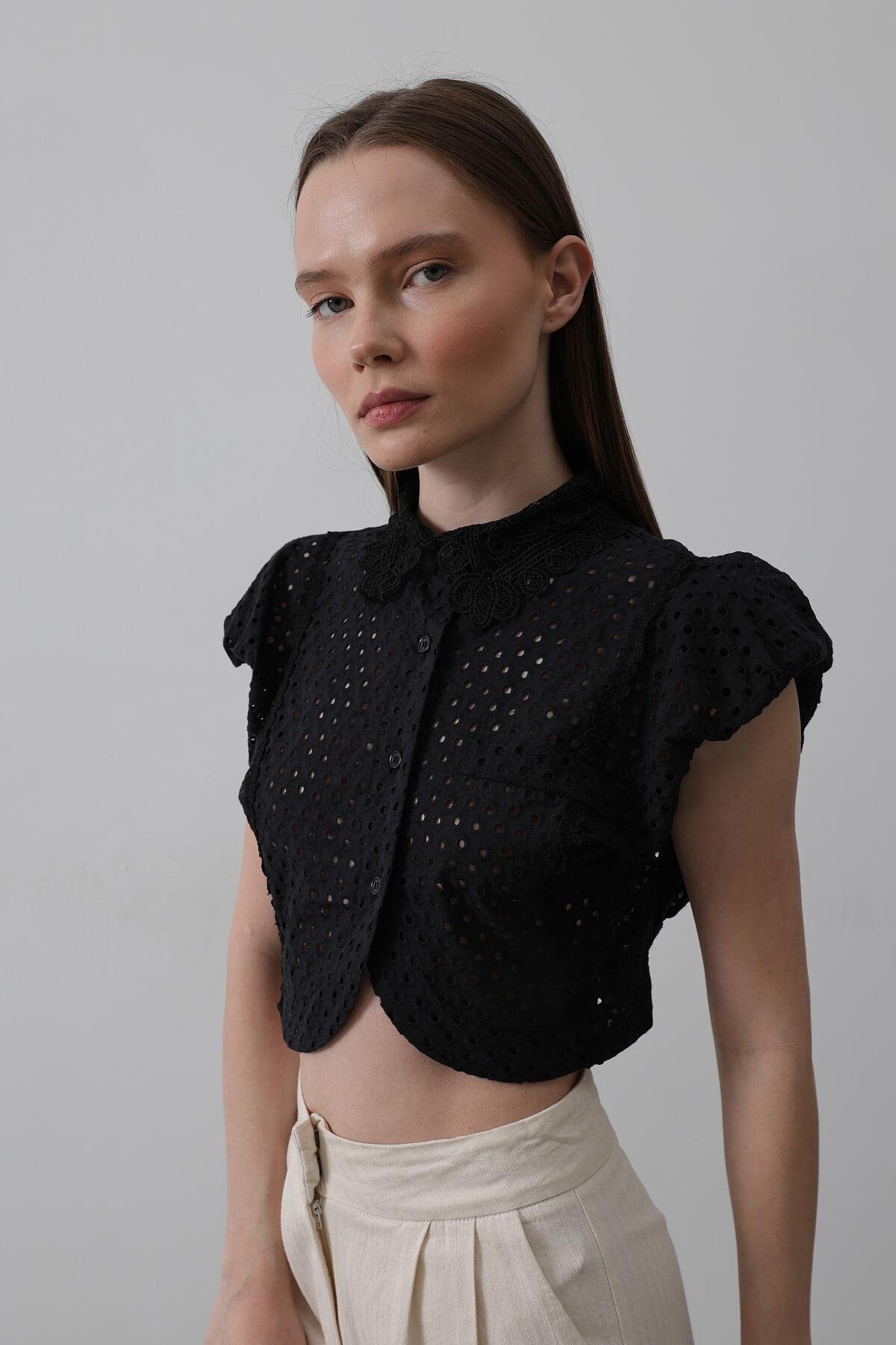 Siyah Dantel Yaka Vatkalı Bluz