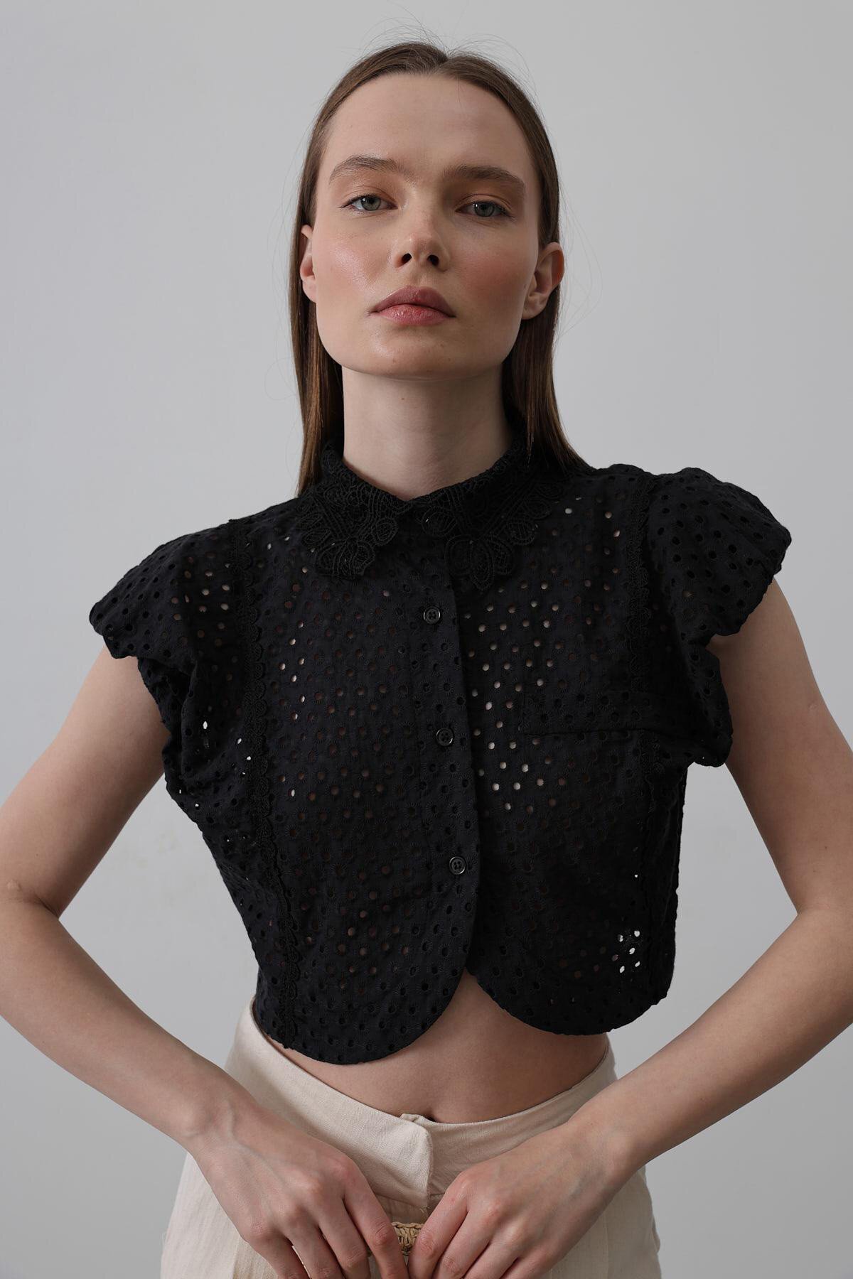 Siyah Dantel Yaka Vatkalı Bluz