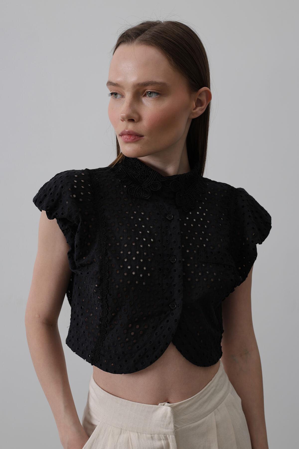 Siyah Dantel Yaka Vatkalı Bluz