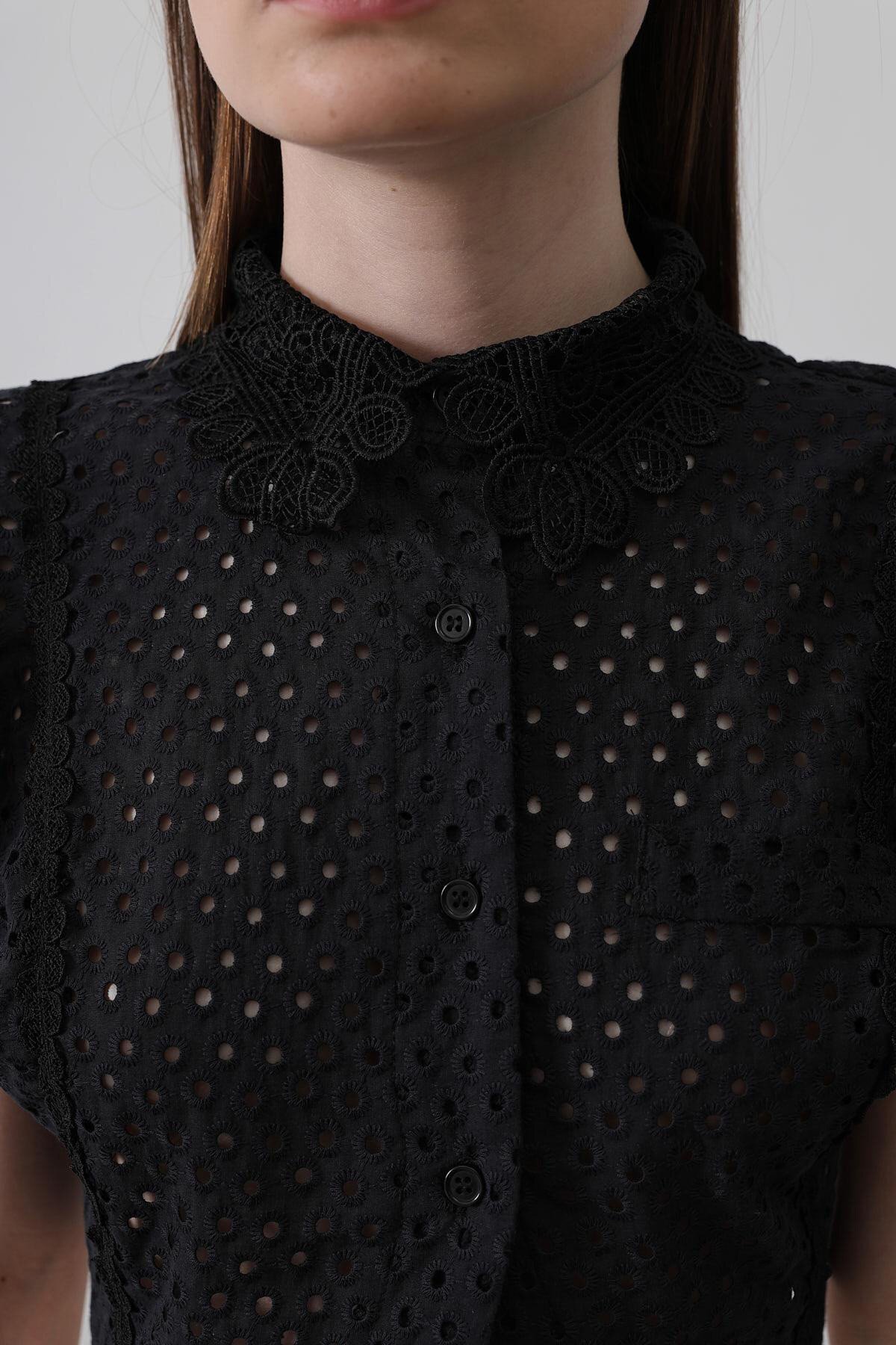Siyah Dantel Yaka Vatkalı Bluz