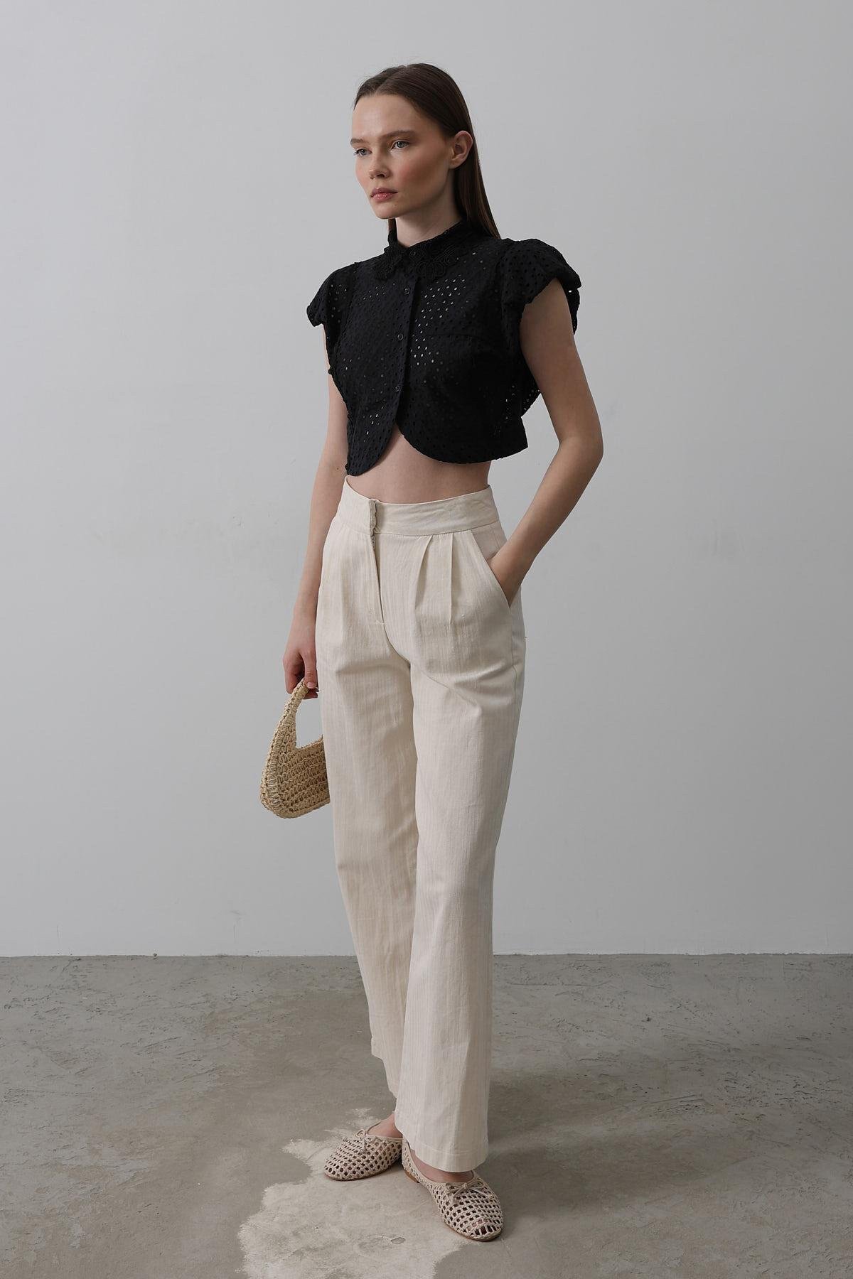 Siyah Dantel Yaka Vatkalı Bluz