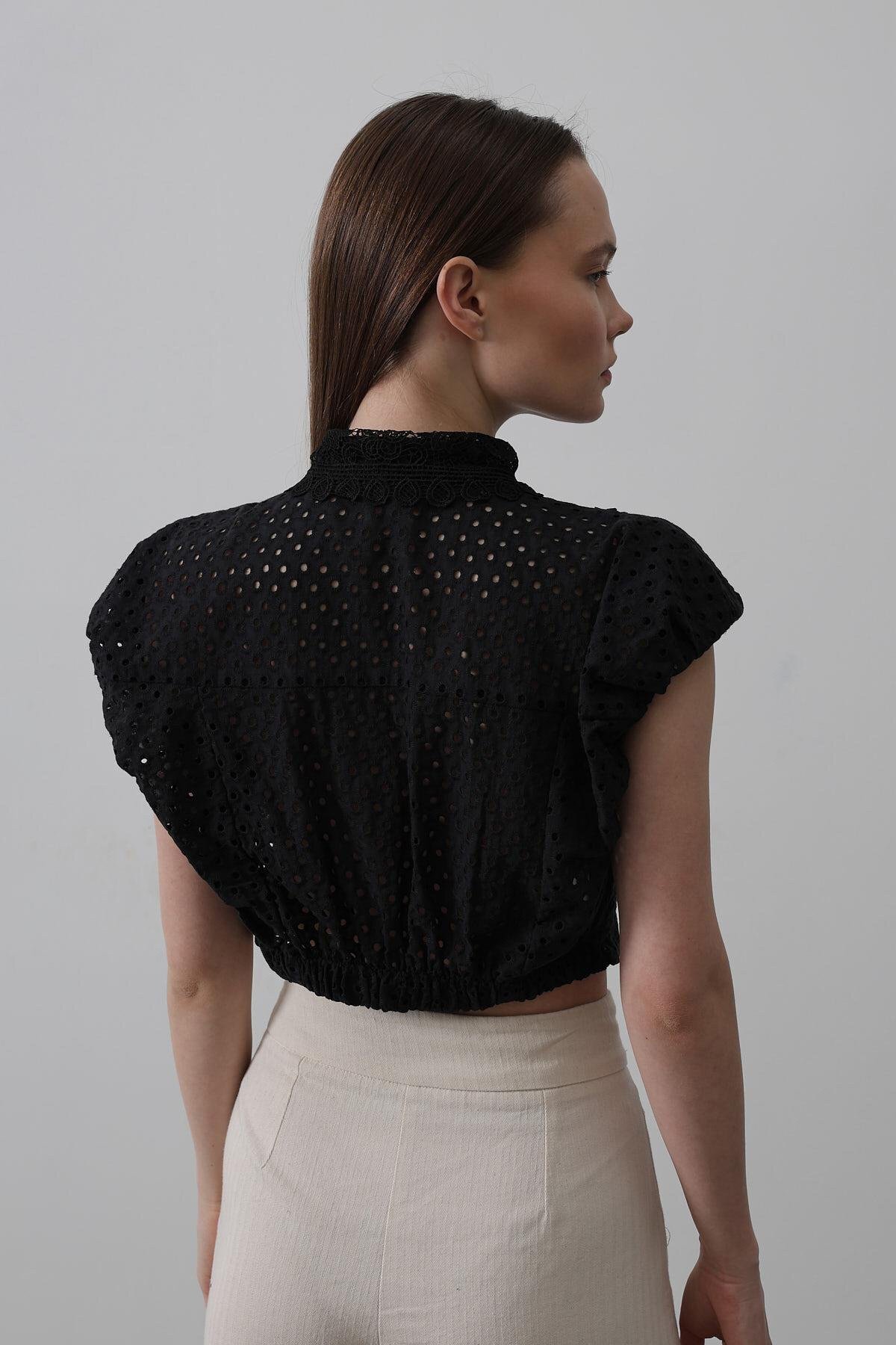 Siyah Dantel Yaka Vatkalı Bluz