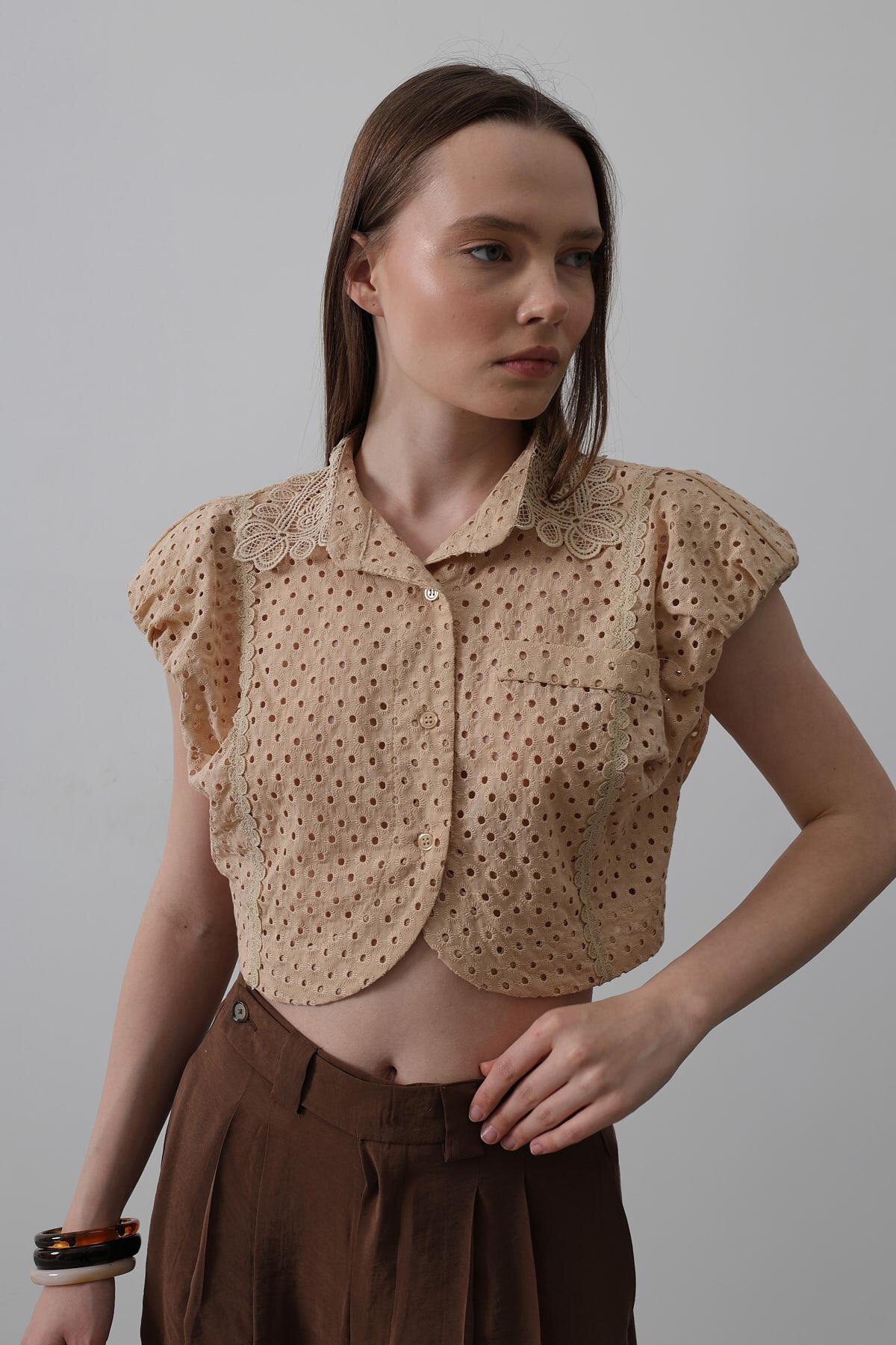 Taş Dantel Yaka Vatkalı Bluz