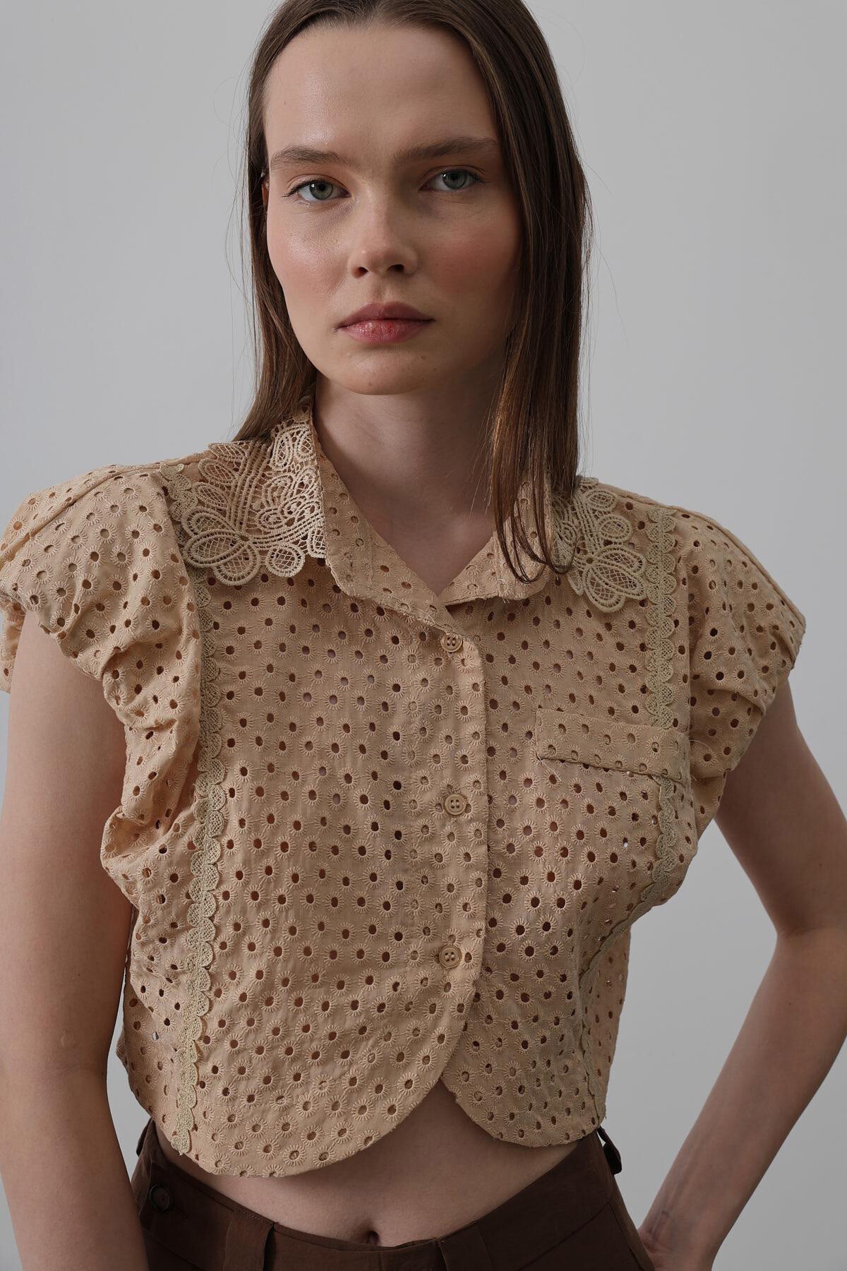 Taş Dantel Yaka Vatkalı Bluz