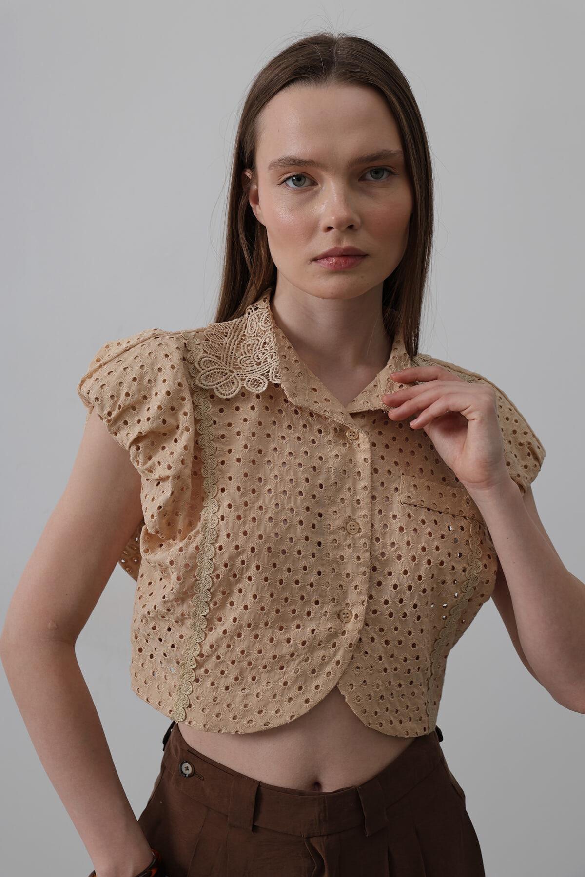 Taş Dantel Yaka Vatkalı Bluz