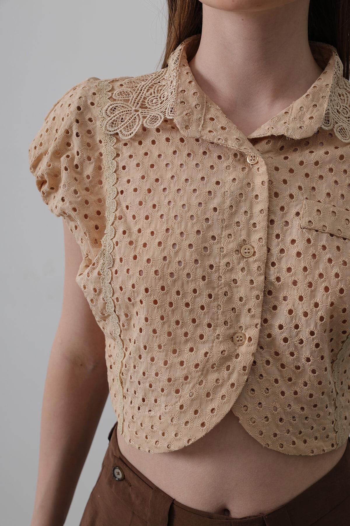 Taş Dantel Yaka Vatkalı Bluz