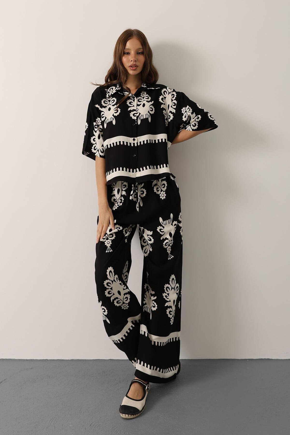 Siyah Desenli Kısa Kol Gömlek Ve Pantolon Takım