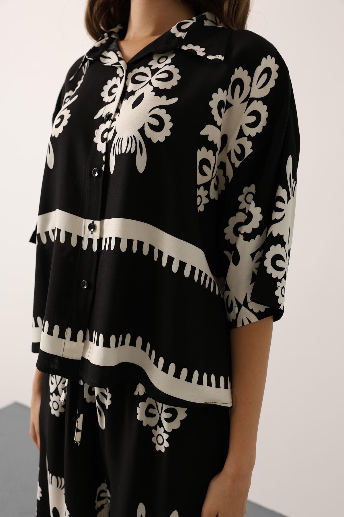 Siyah Desenli Kısa Kol Gömlek Ve Pantolon Takım