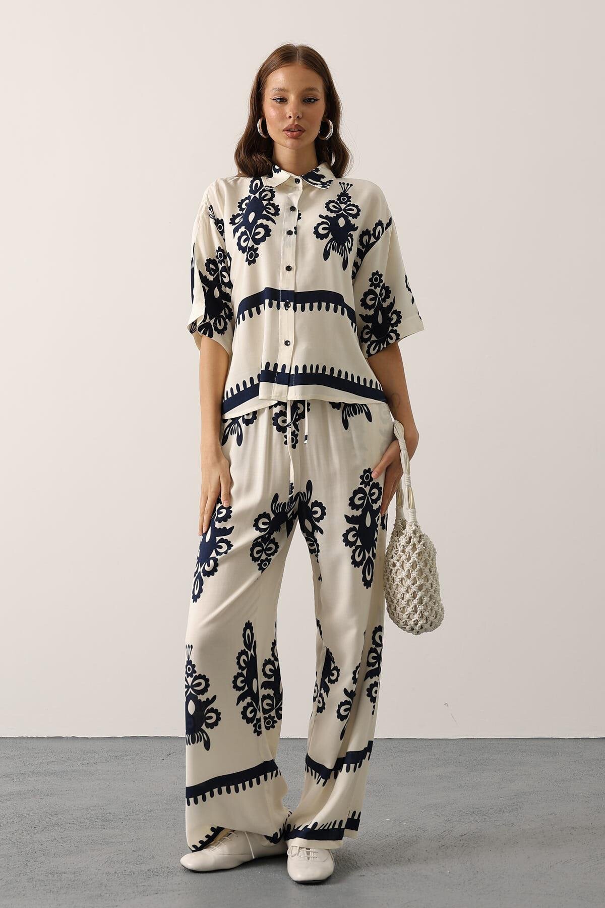 Beyaz Desenli Kısa Kol Gömlek Ve Pantolon Takım