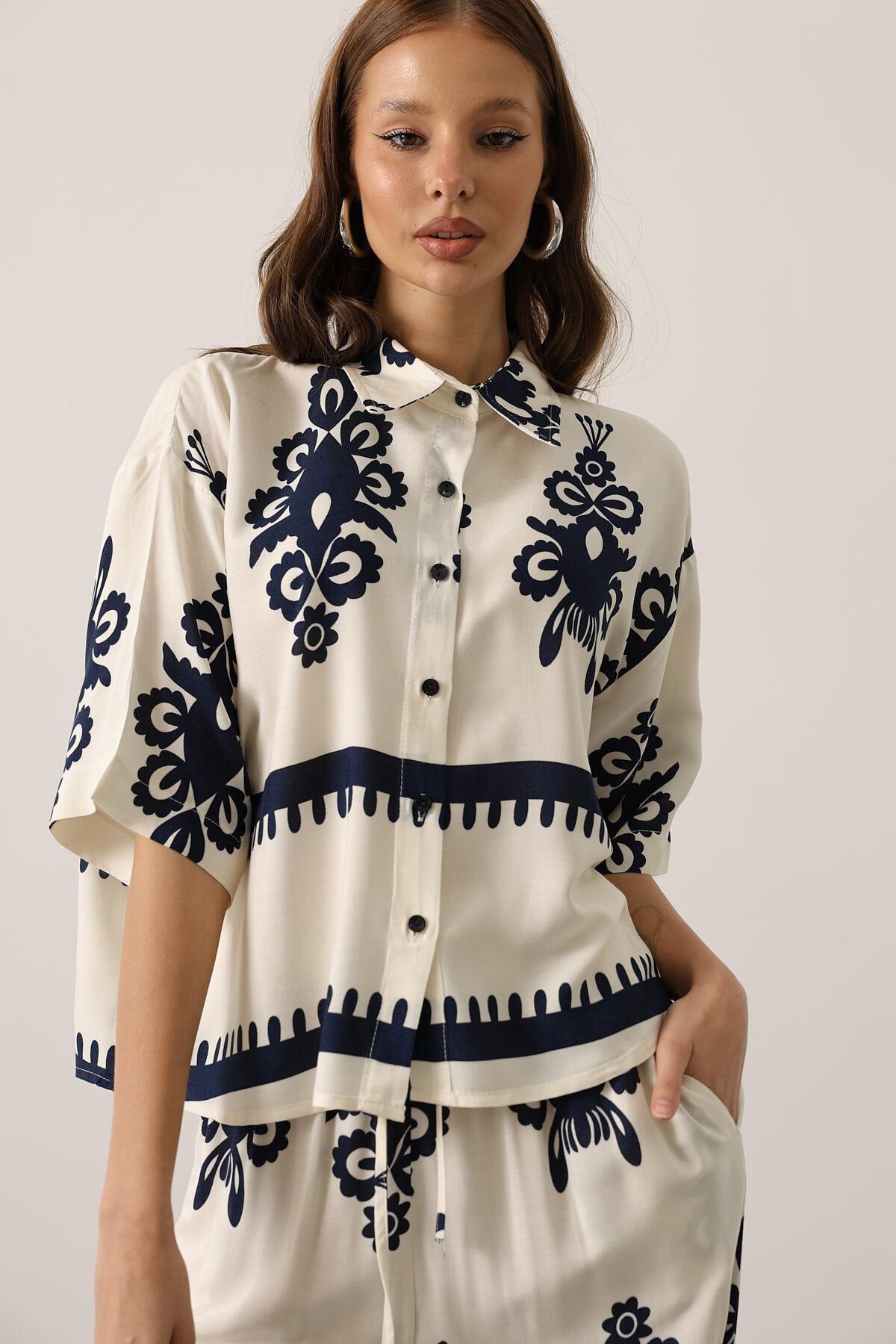 Beyaz Desenli Kısa Kol Gömlek Ve Pantolon Takım