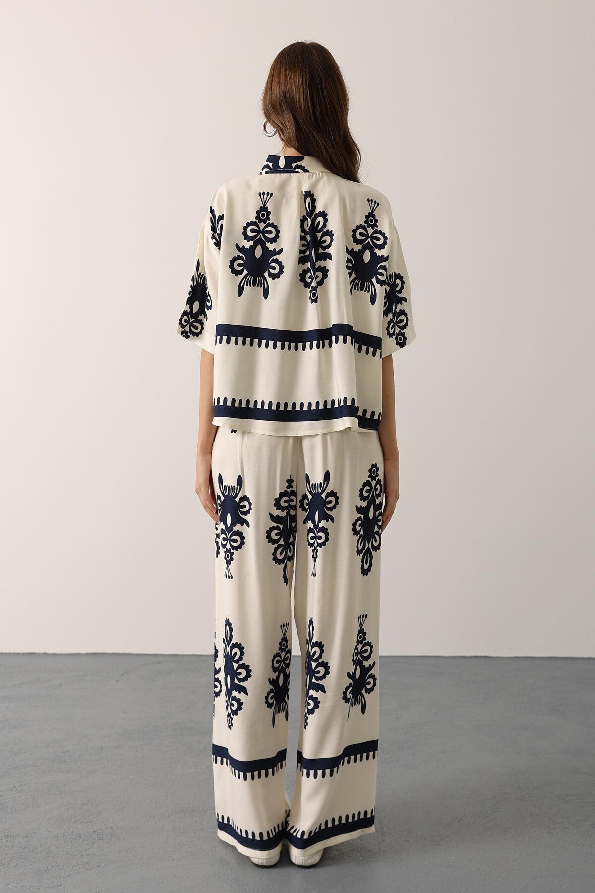 Beyaz Desenli Kısa Kol Gömlek Ve Pantolon Takım