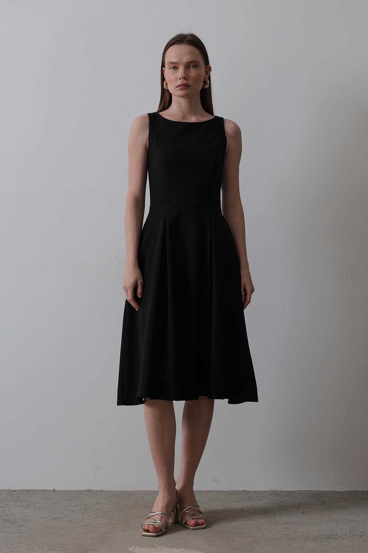 Siyah Kolsuz Eteği Pileli Midi Boy Elbise