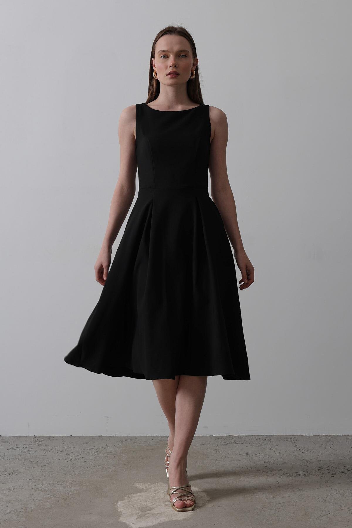 Siyah Kolsuz Eteği Pileli Midi Boy Elbise