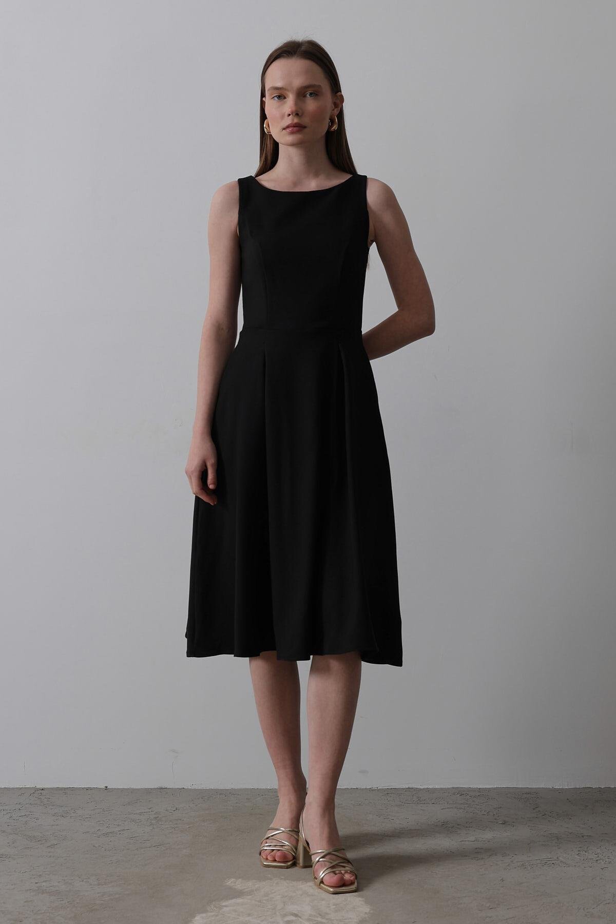 Siyah Kolsuz Eteği Pileli Midi Boy Elbise