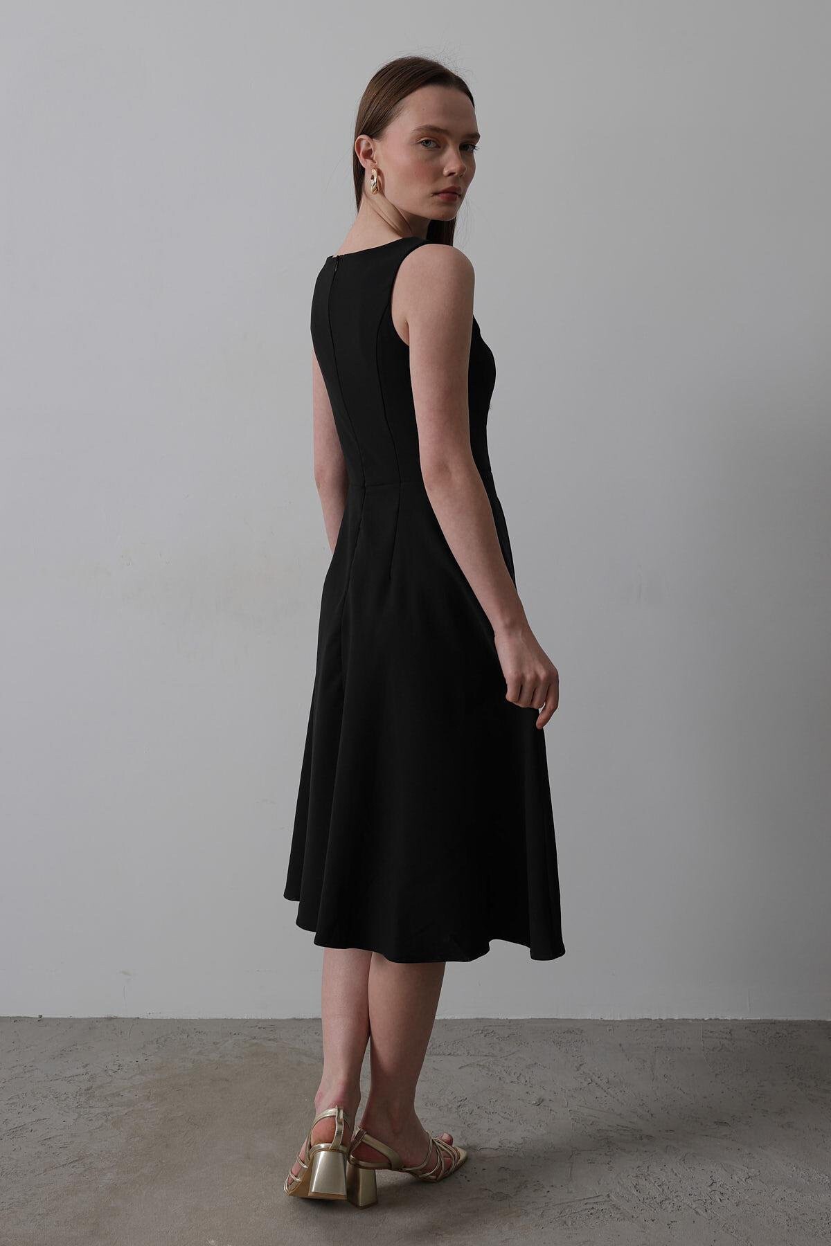 Siyah Kolsuz Eteği Pileli Midi Boy Elbise