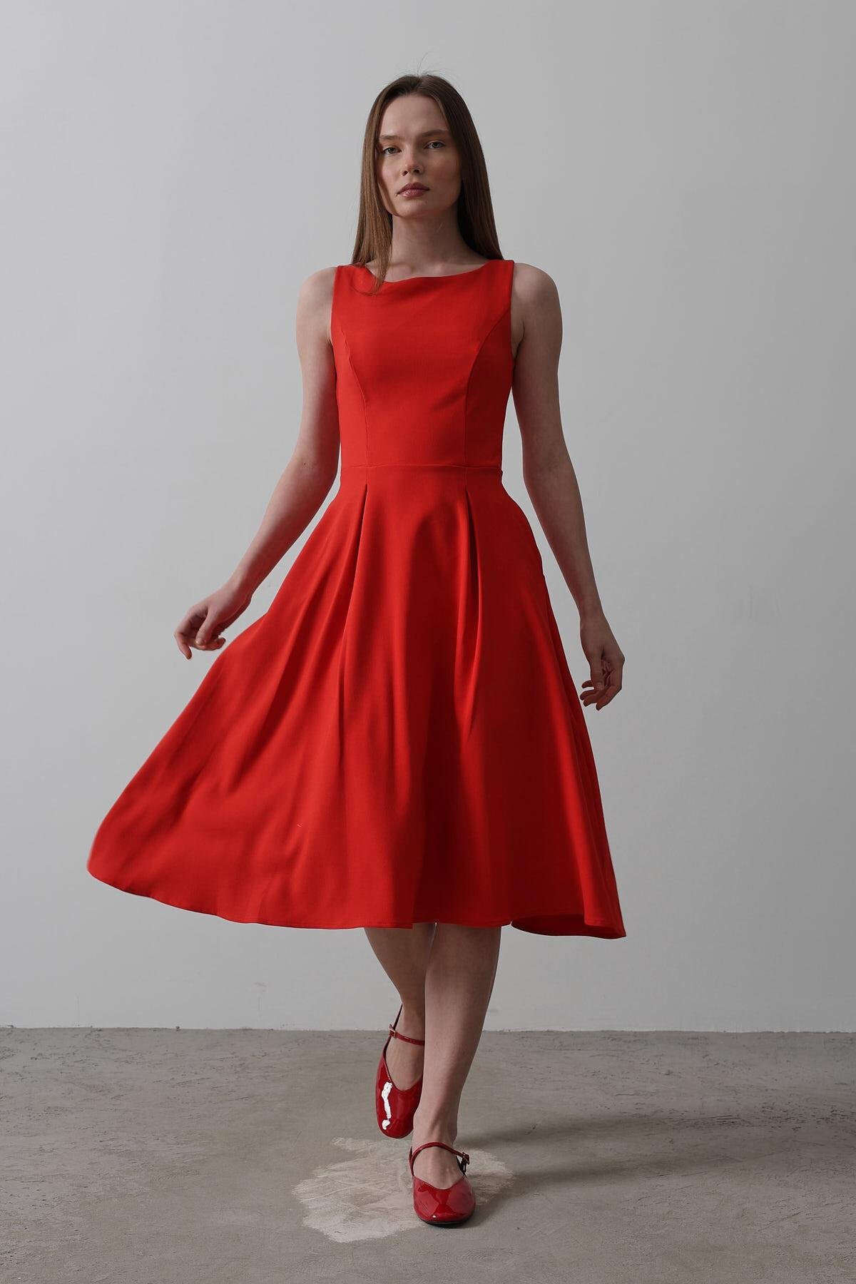 Kırmızı Kolsuz Eteği Pileli Midi Boy Elbise