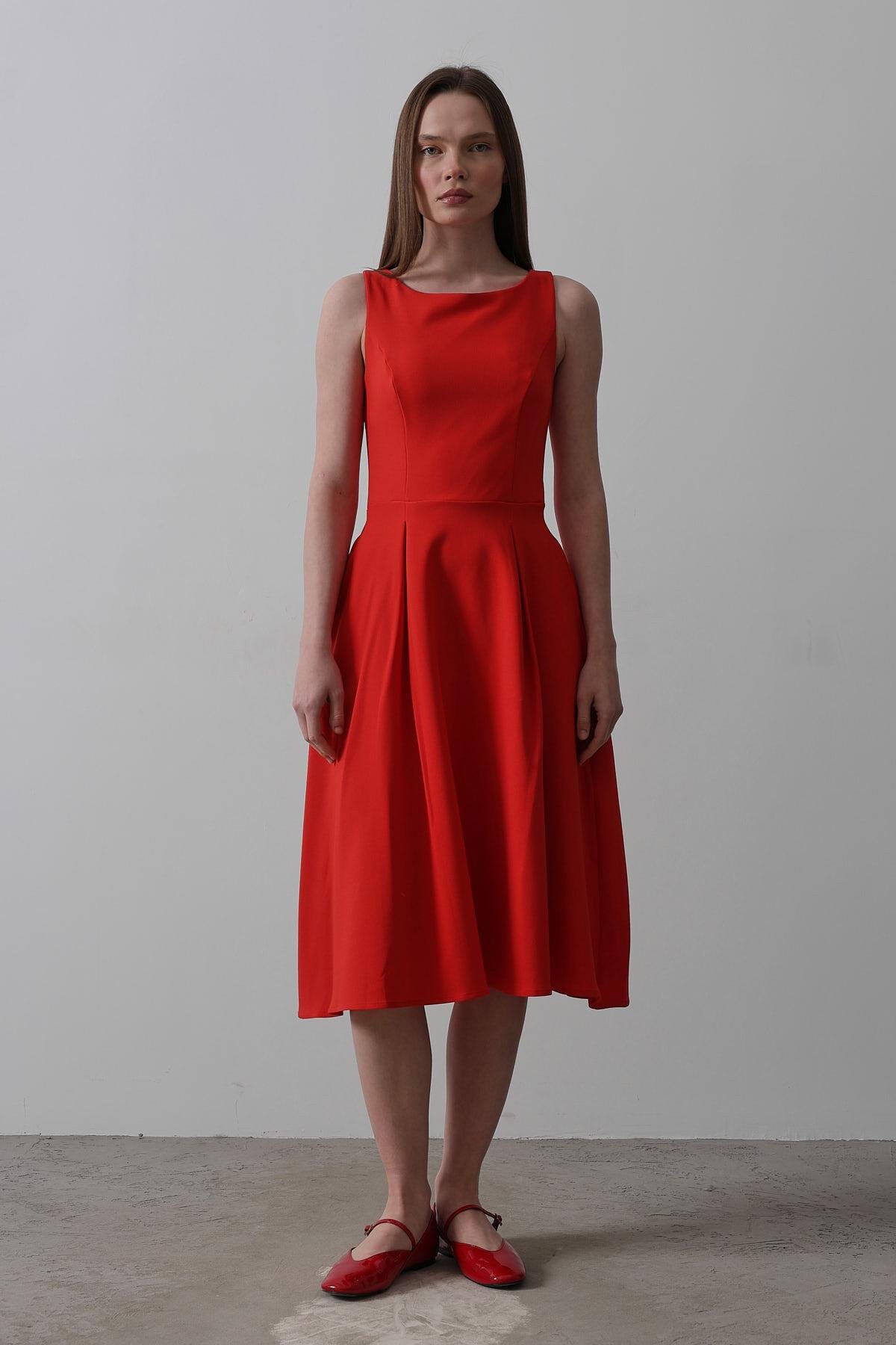 Kırmızı Kolsuz Eteği Pileli Midi Boy Elbise