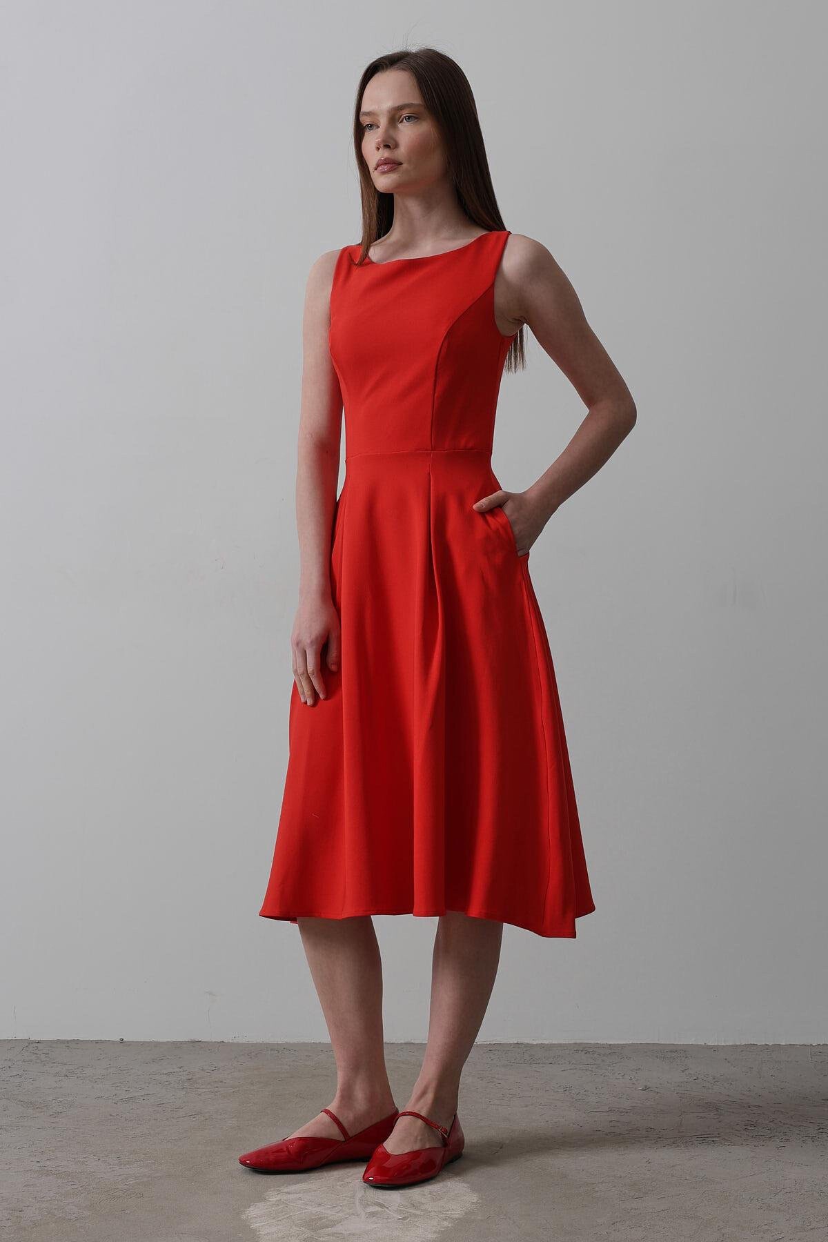 Kırmızı Kolsuz Eteği Pileli Midi Boy Elbise