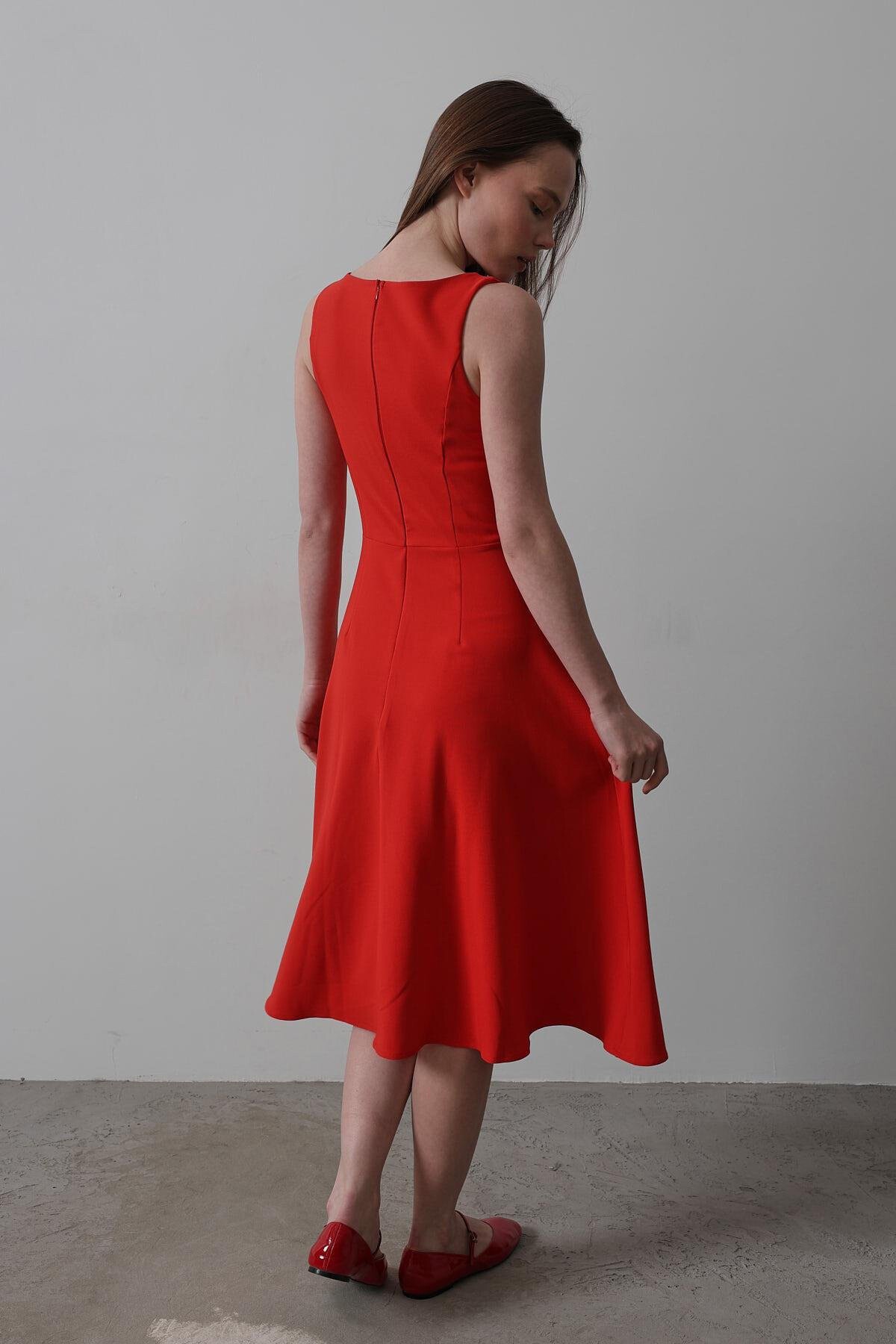 Kırmızı Kolsuz Eteği Pileli Midi Boy Elbise