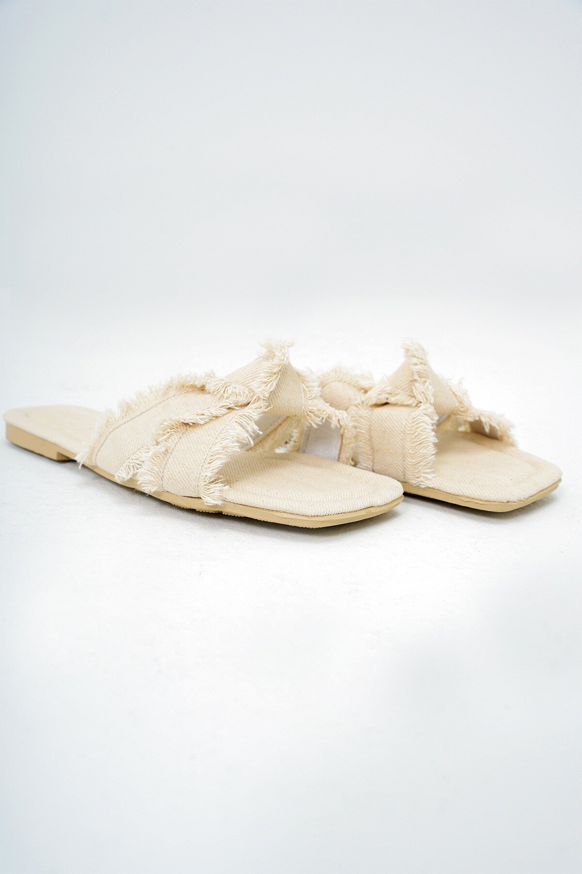 Ekru Burgu Detaylı Keten Kumaş Düz Terlik