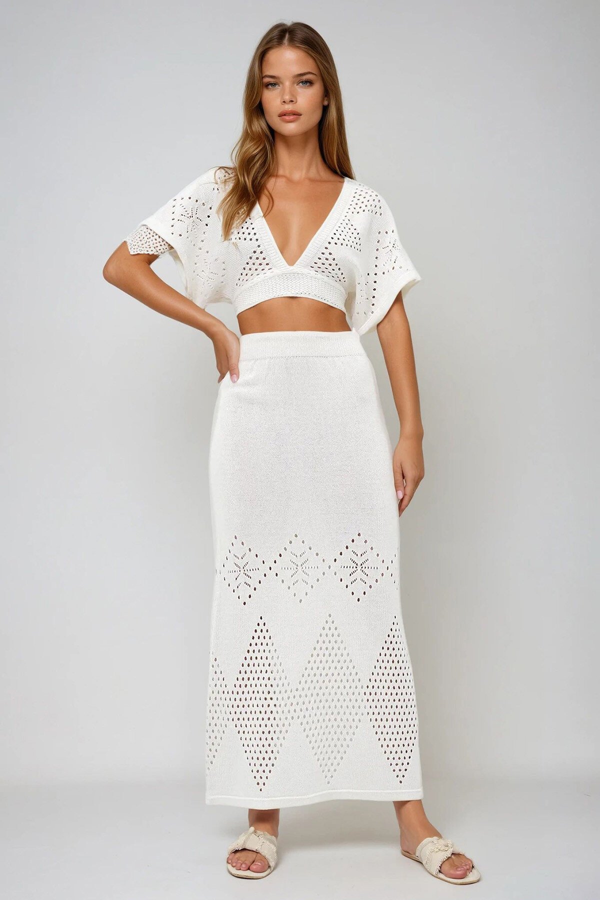 Ekru Derin V Yaka Etnik Desen Delik Ajurlu Triko Crop Bluz Ve Etek Takım