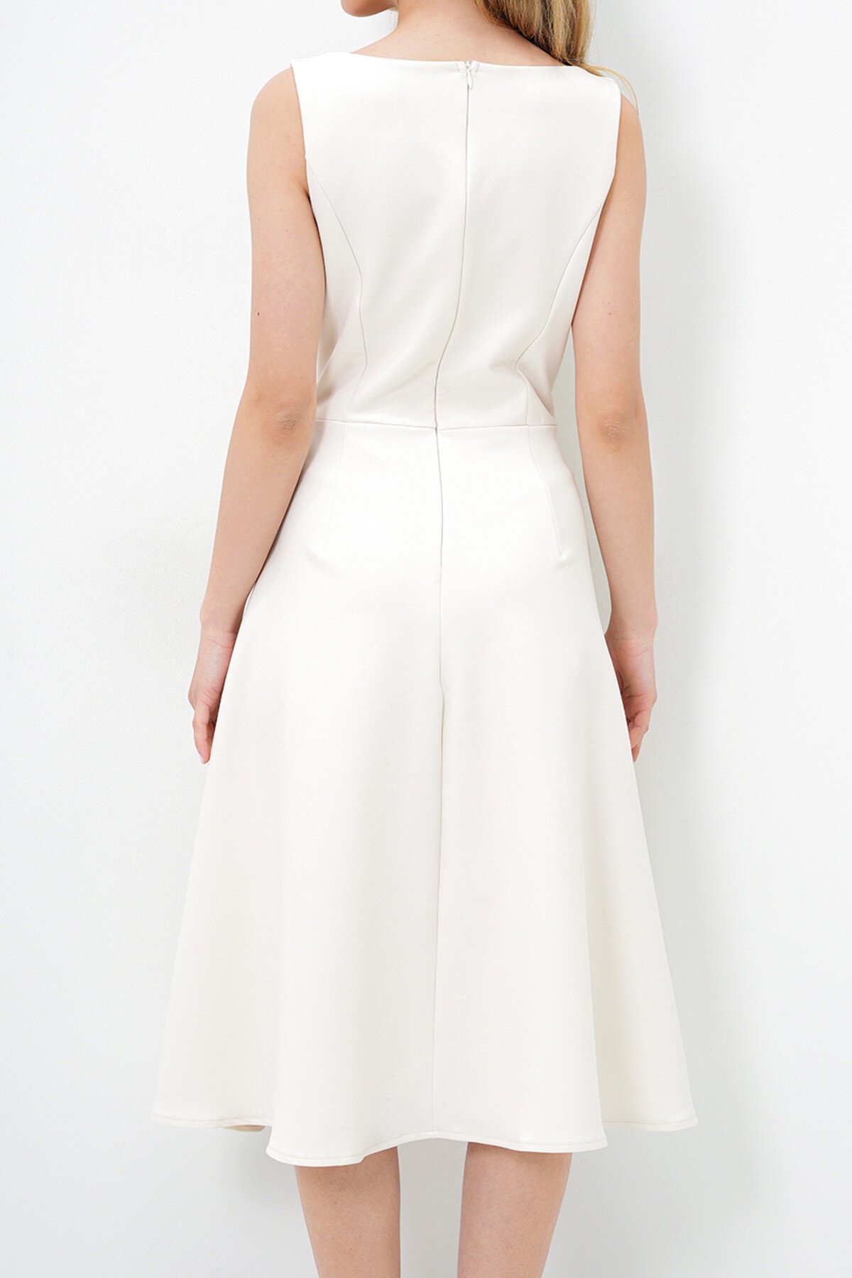 Ekru Kayık Yaka Dikiş Detaylı Midi Boy Astarlı  Kloş Elbise