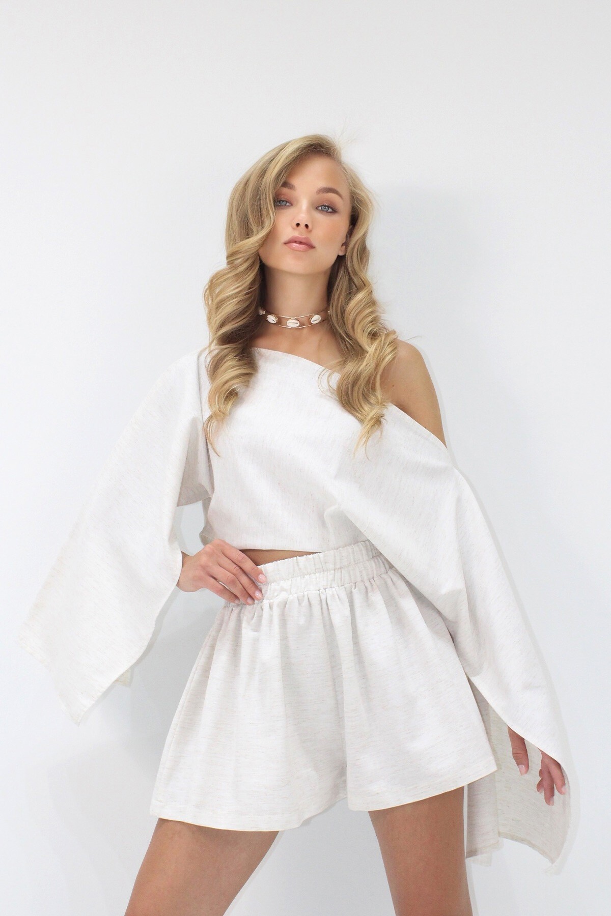 Ekru Kayık Yaka Kolları Yırtmaçlı Keten Crop Bluz Ve Şort Takım