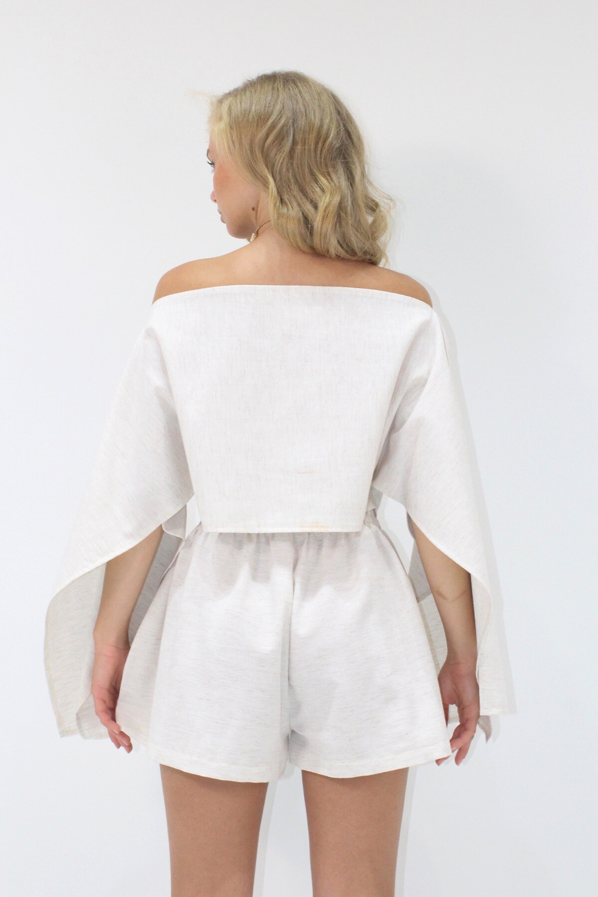 Ekru Kayık Yaka Kolları Yırtmaçlı Keten Crop Bluz Ve Şort Takım