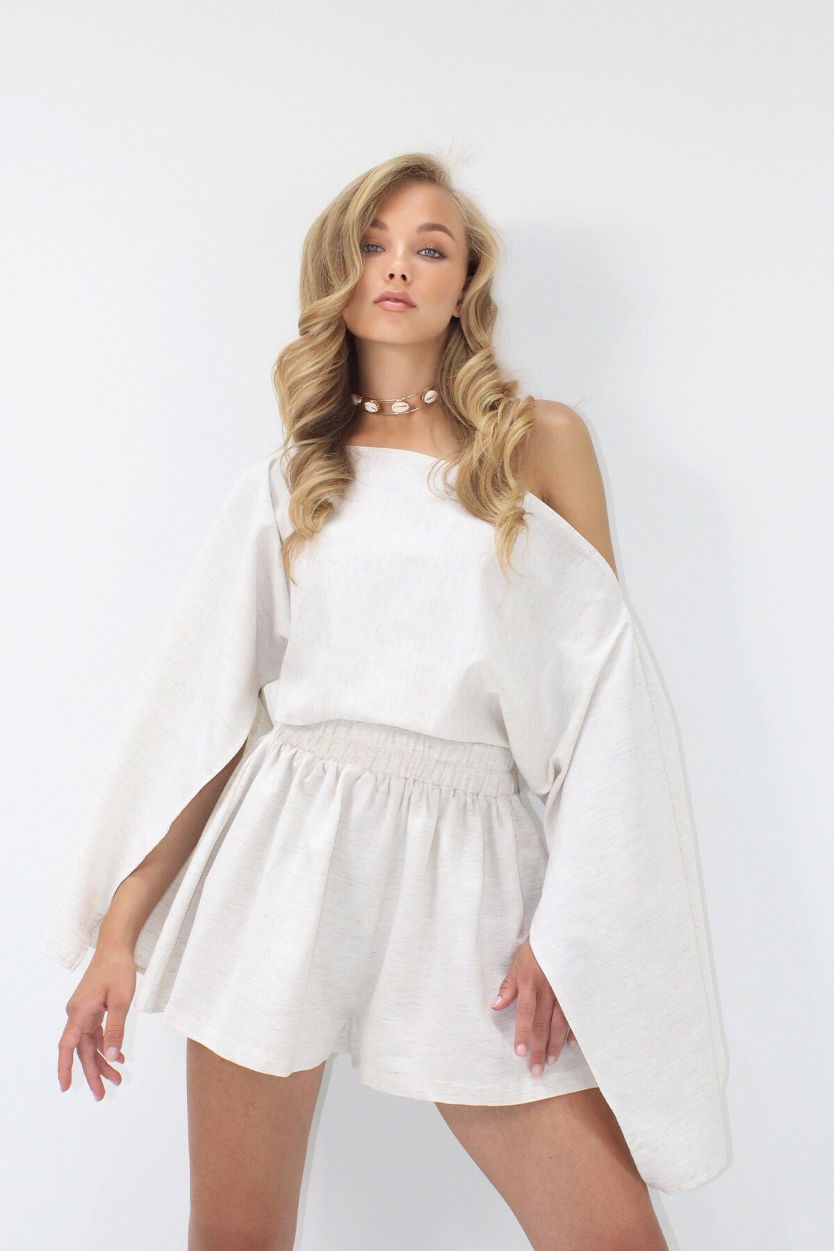 Ekru Kayık Yaka Kolları Yırtmaçlı Keten Crop Bluz Ve Şort Takım