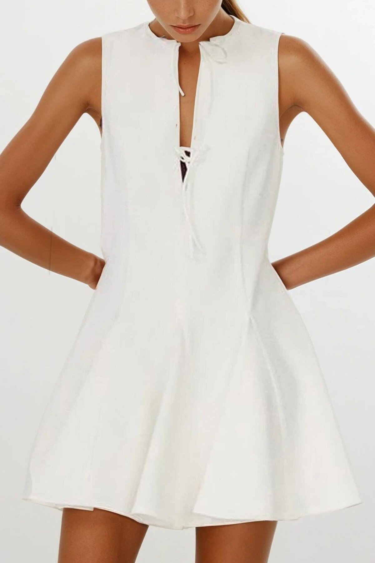 Ekru Kloş Etekli Bağlama Detaylı Kolsuz Fermuarlı Dokuma Elbise