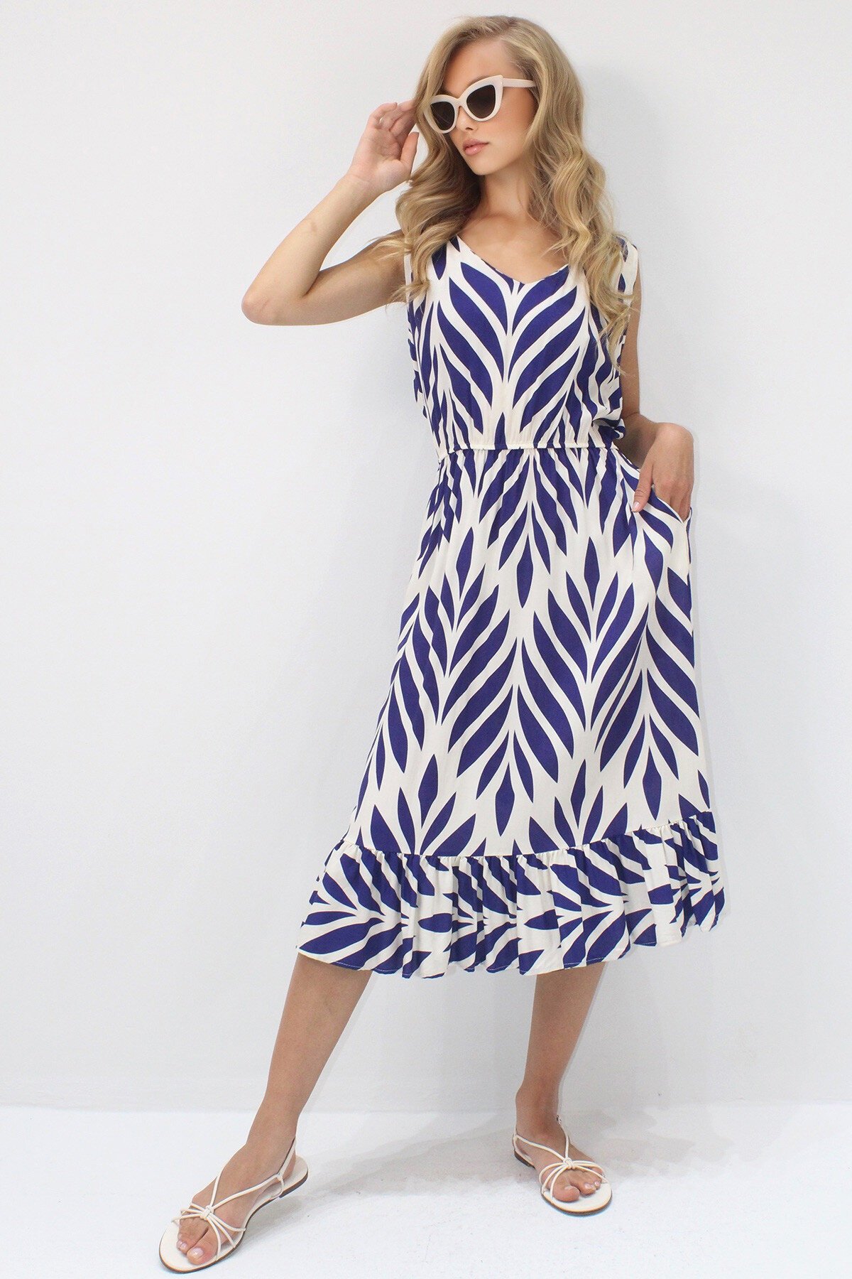 Ekru-Lacivert Ön Arka V Yaka Desenli Eteği Volanlı Midi Boy Dokuma Viskon Elbise