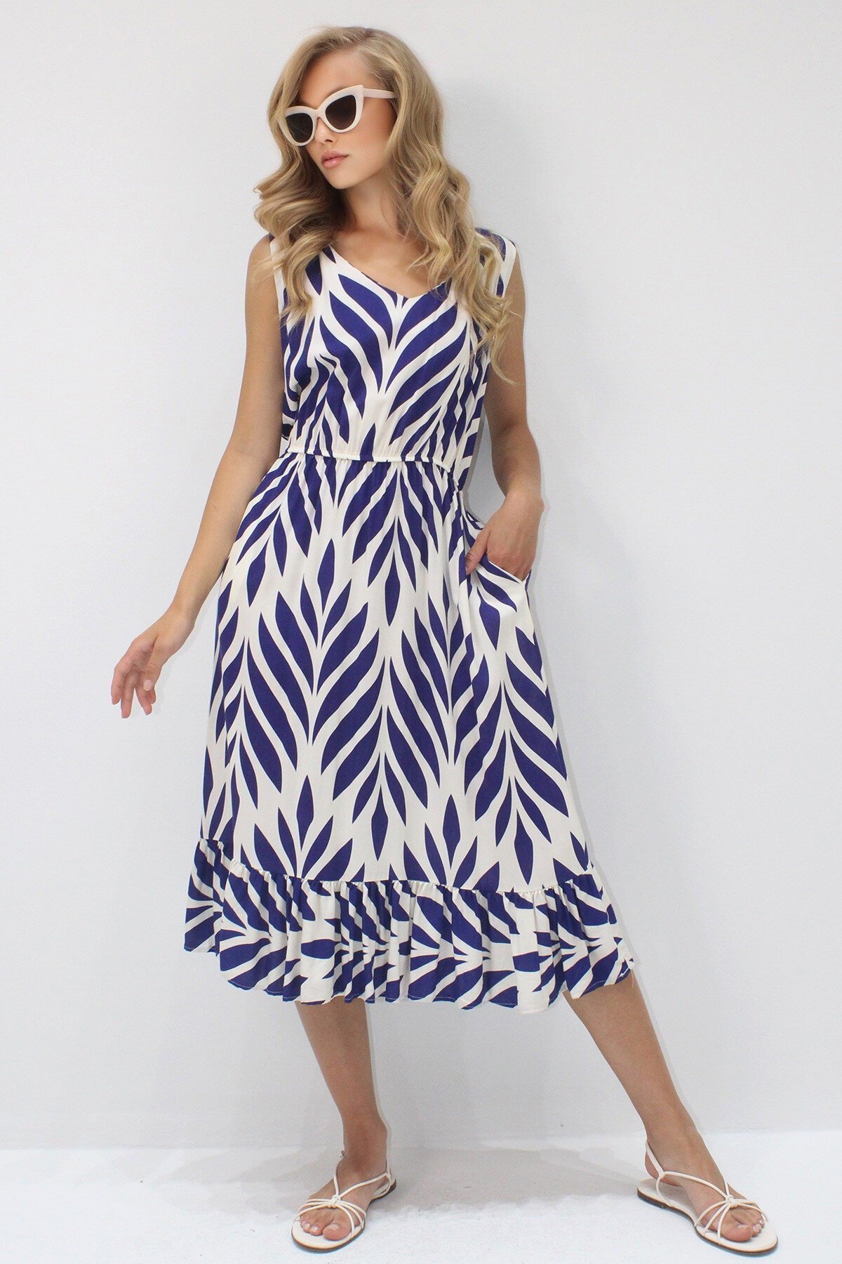 Ekru-Lacivert Ön Arka V Yaka Desenli Eteği Volanlı Midi Boy Dokuma Viskon Elbise