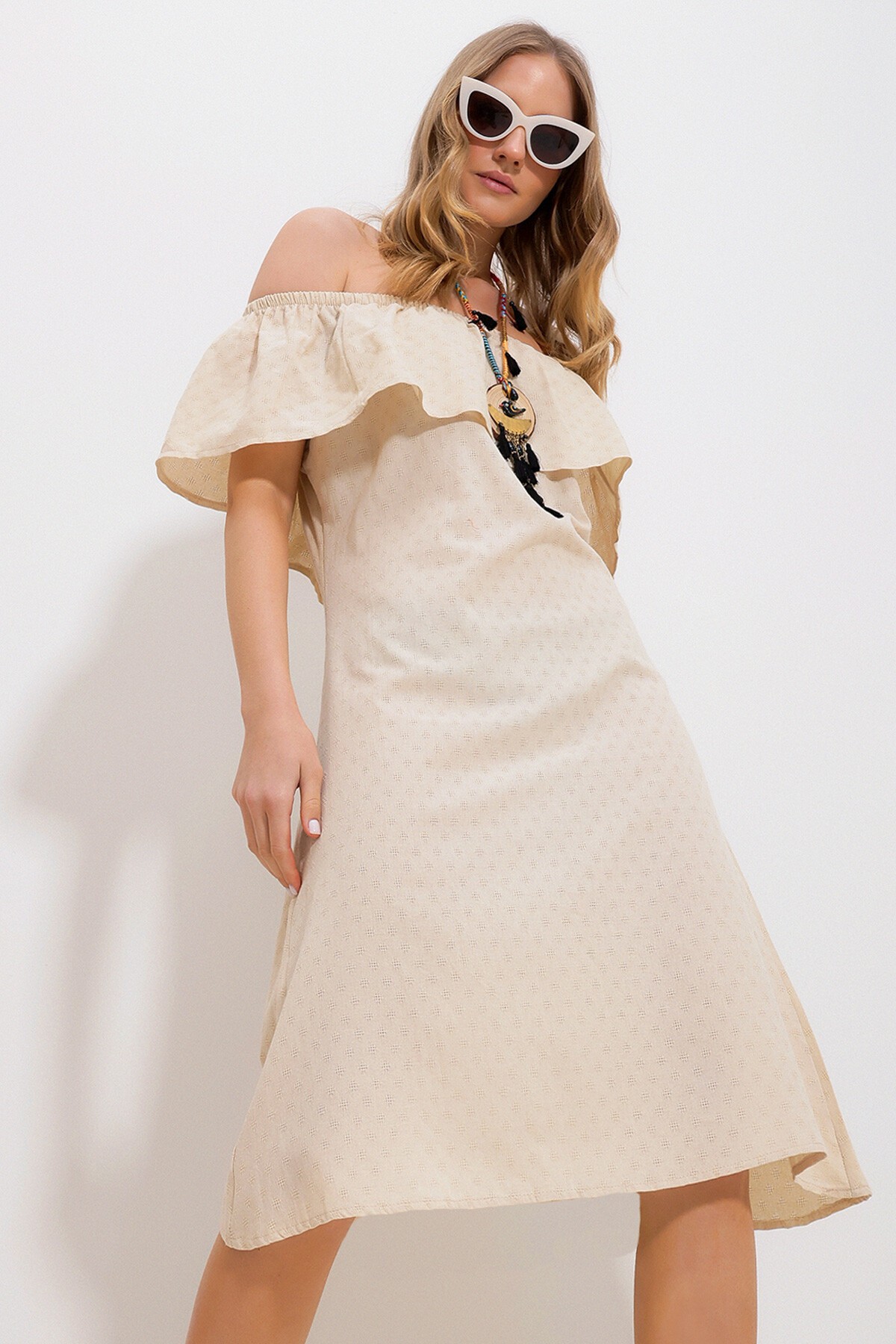 Ekru Madonna Yaka Kendinden Desenli Dokuma Elbise