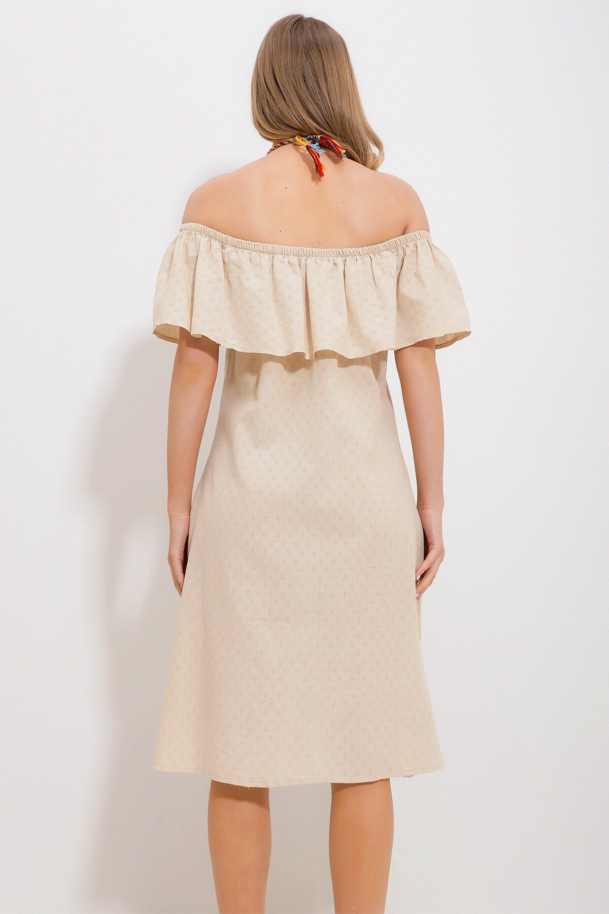 Ekru Madonna Yaka Kendinden Desenli Dokuma Elbise